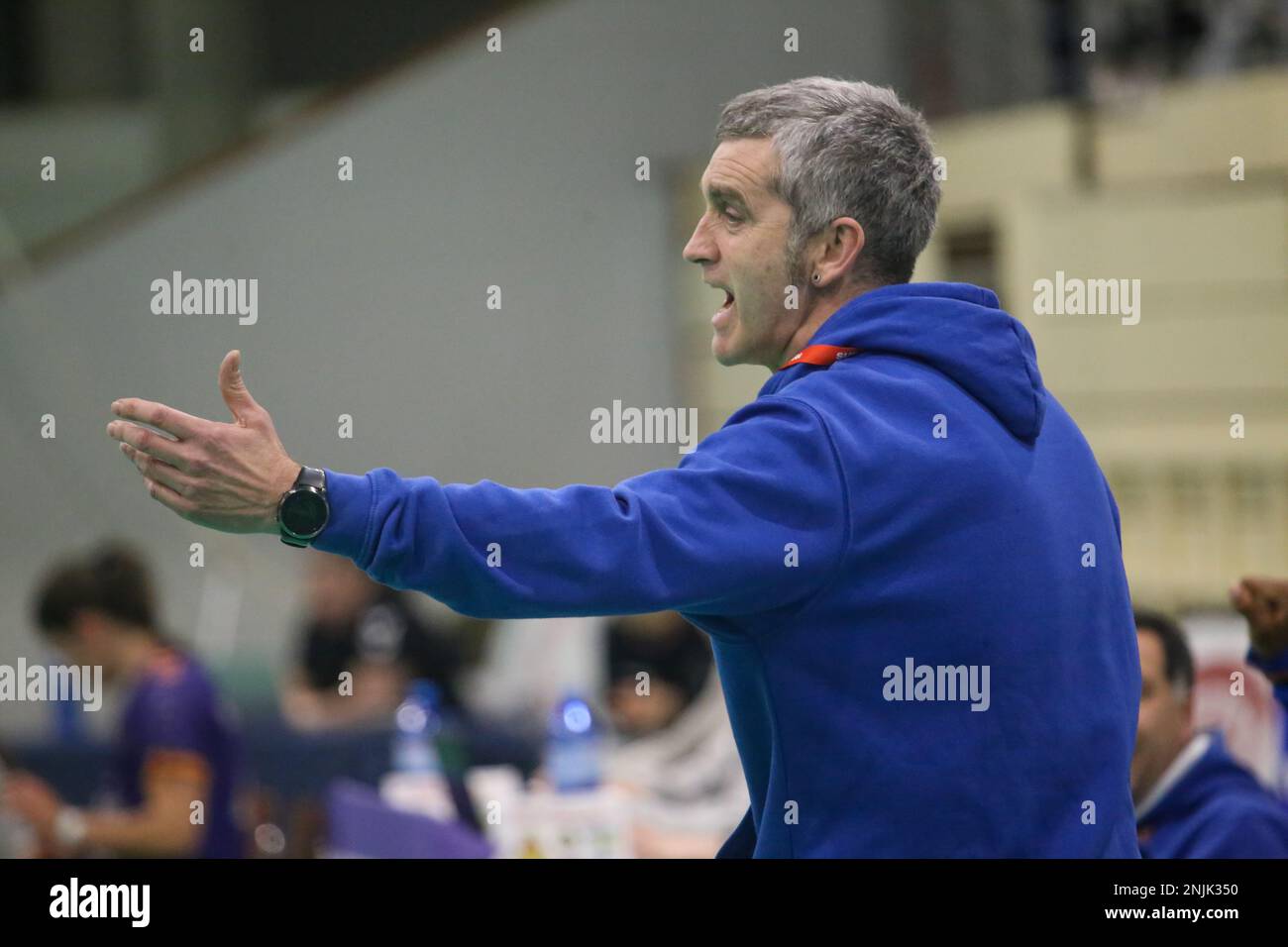 Gijon, Spain. 22nd Feb, 2023. Gijon, SPAIN: The coach of Super Amara Bera Bera, Imanol Alvarez makes indications during the 16th day of the Iberdrola League 2022-23 between Motive.co Gijon and Super Amara Bera Bera with defeat of the locals by 23-35 on February 22, 2023, at the La Arena Sports Pavilion in Gijon, (Photo by Alberto Brevers/Pacific Press) Credit: Pacific Press Media Production Corp./Alamy Live News Stock Photo