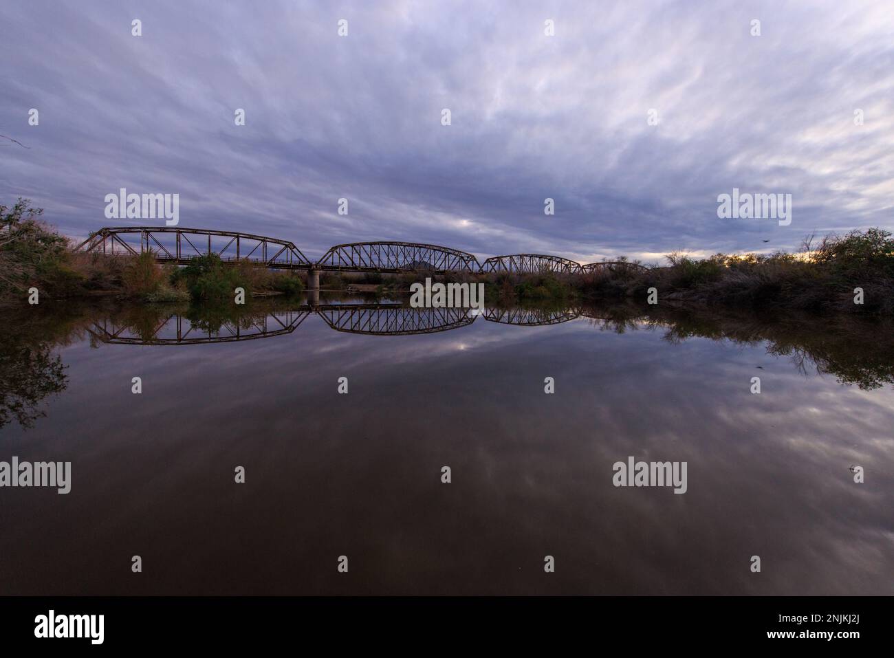 Bridges and rivers hi-res stock photography and images - Page 21 - Alamy