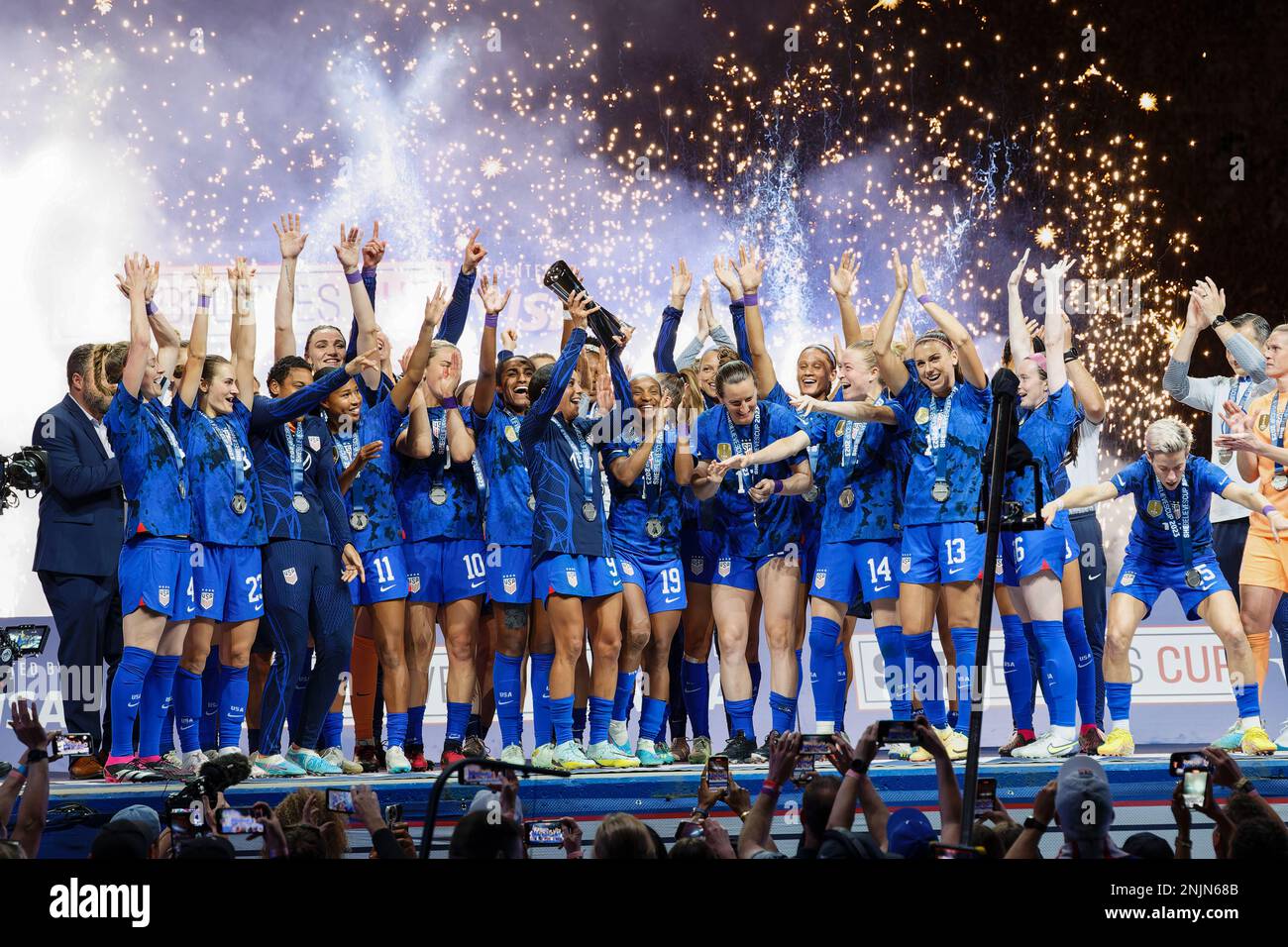 Tournament MVP Mallory Swanson (9) holds up the trophy as Team USA celebrates winning the 2023 SHEBELIEVES CUP at Toyota Stadium in Frisco, Texas on W Stock Photo
