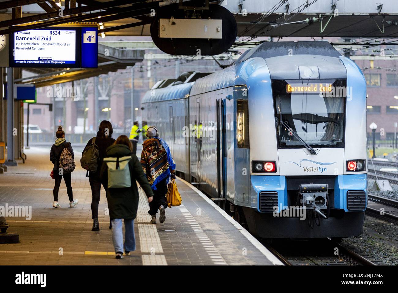 AMERSFOORT - Travelers at NS Station Amersfoort. Today, the Dutch Railways present the annual figures for 2022. ANP REMKO DE WAAL netherlands out - belgium out Stock Photo