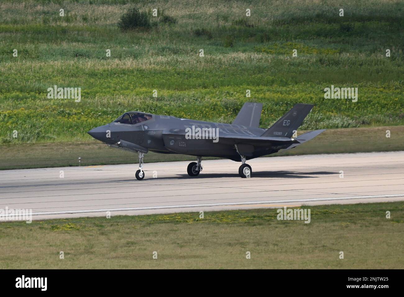 https://c8.alamy.com/comp/2NJTW25/a-us-air-force-f-35a-lightning-ii-pilot-with-the-58th-fighter-squadron-33rd-fighter-wing-eglin-air-force-base-florida-lands-after-conducting-a-training-mission-over-volk-field-air-national-guard-base-wisconsin-aug-10-2022-nomads-will-integrate-with-4th-and-5th-generation-assets-from-the-us-air-force-us-navy-us-marine-corps-and-us-air-national-guard-during-the-tactical-level-joint-training-exercise-northern-lightning-replicating-todays-air-battlespace-2NJTW25.jpg