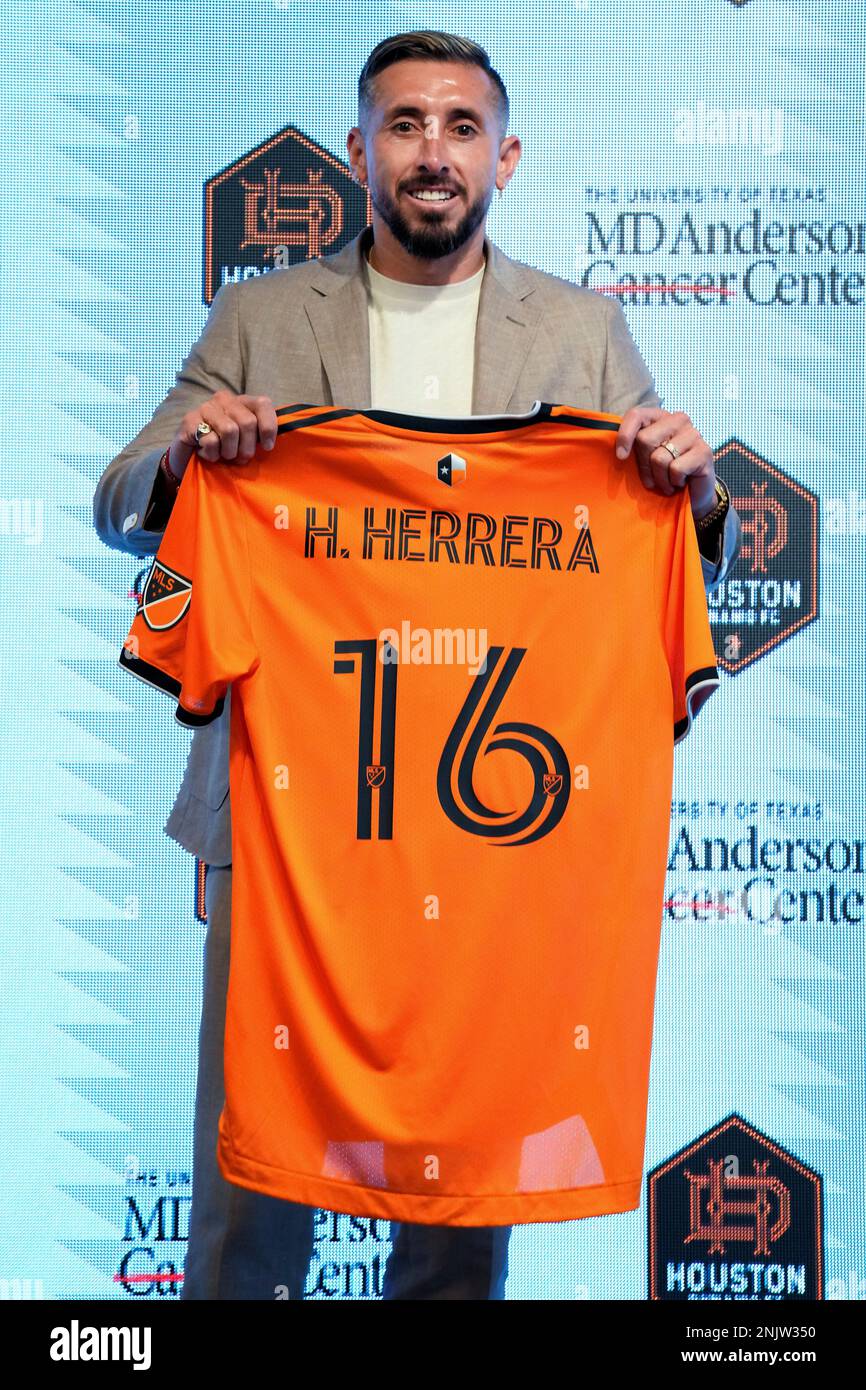 Houston Dynamo midfielder H ctor Herrera shows off his jersey