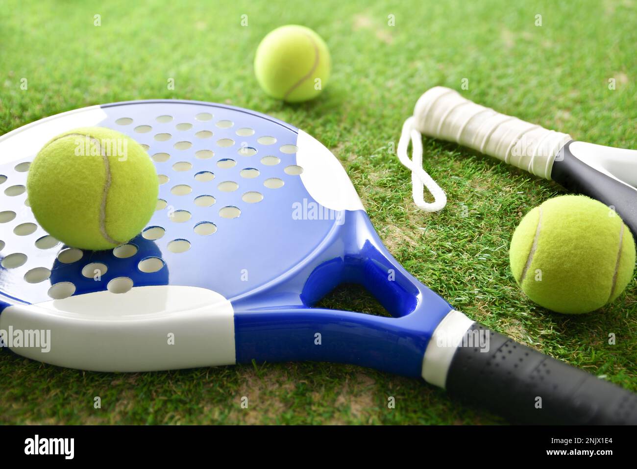 Homme En Tenue De Sport Jouant Un Match De Padel Banque D'Images et Photos  Libres De Droits. Image 191291160