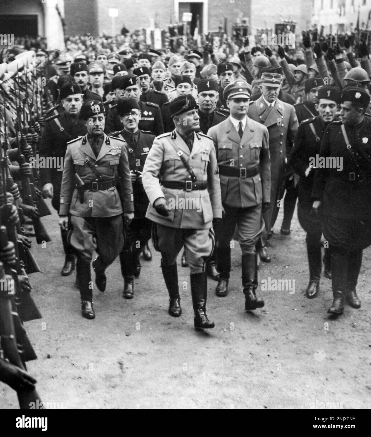 Benito Mussolini fue el líder de Italia durante la IIGM, formó su ...