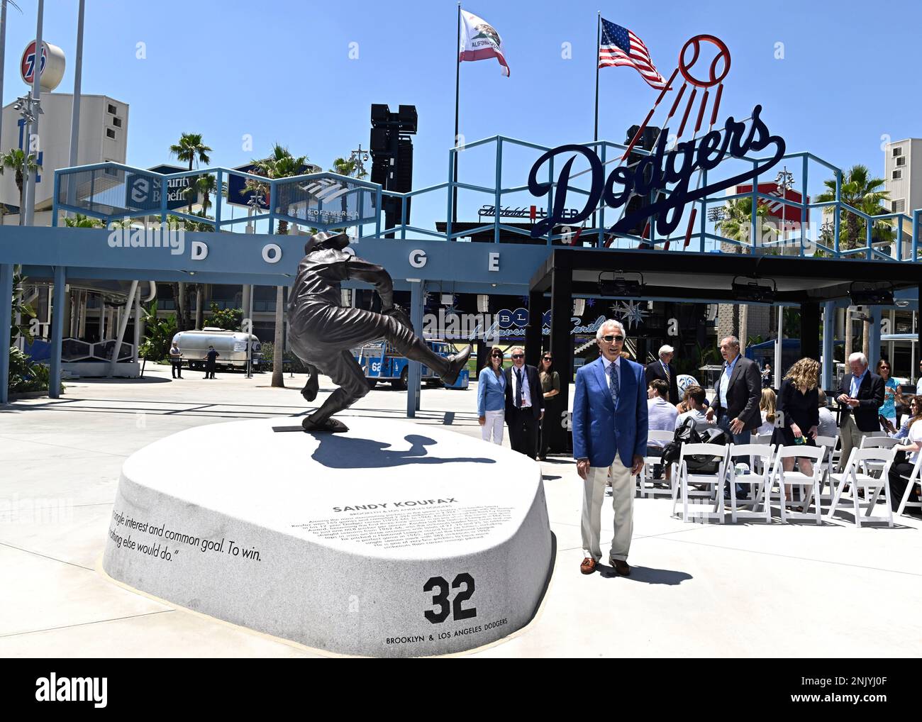 Dodgers honor Koufax with statue