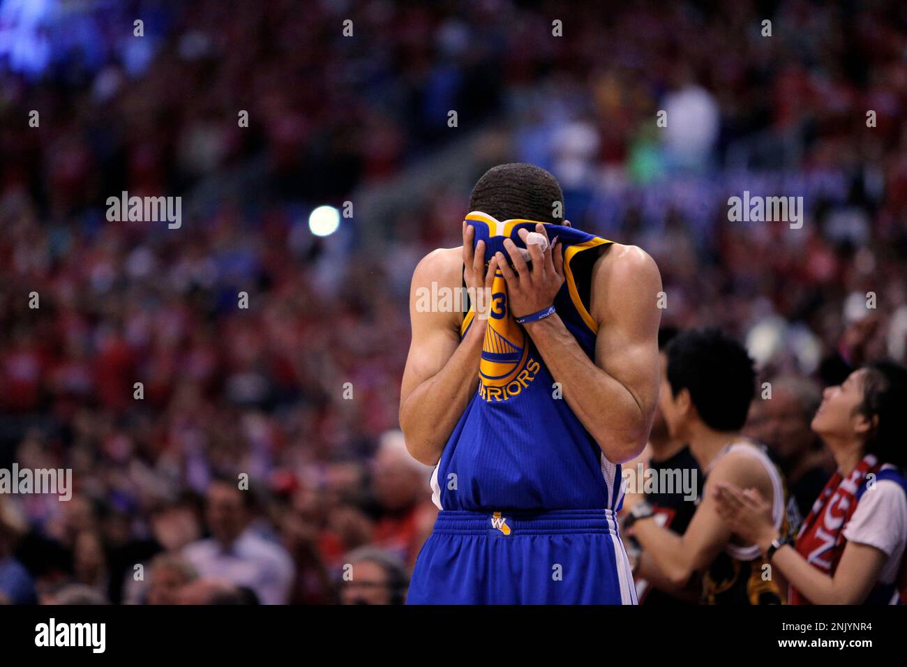 Stephen Curry (30) wipes his head with his jersey during a break in action  in the second hafl as the Clippers defeated the Warriors 126-121. The  Golden State Warriors played the Los