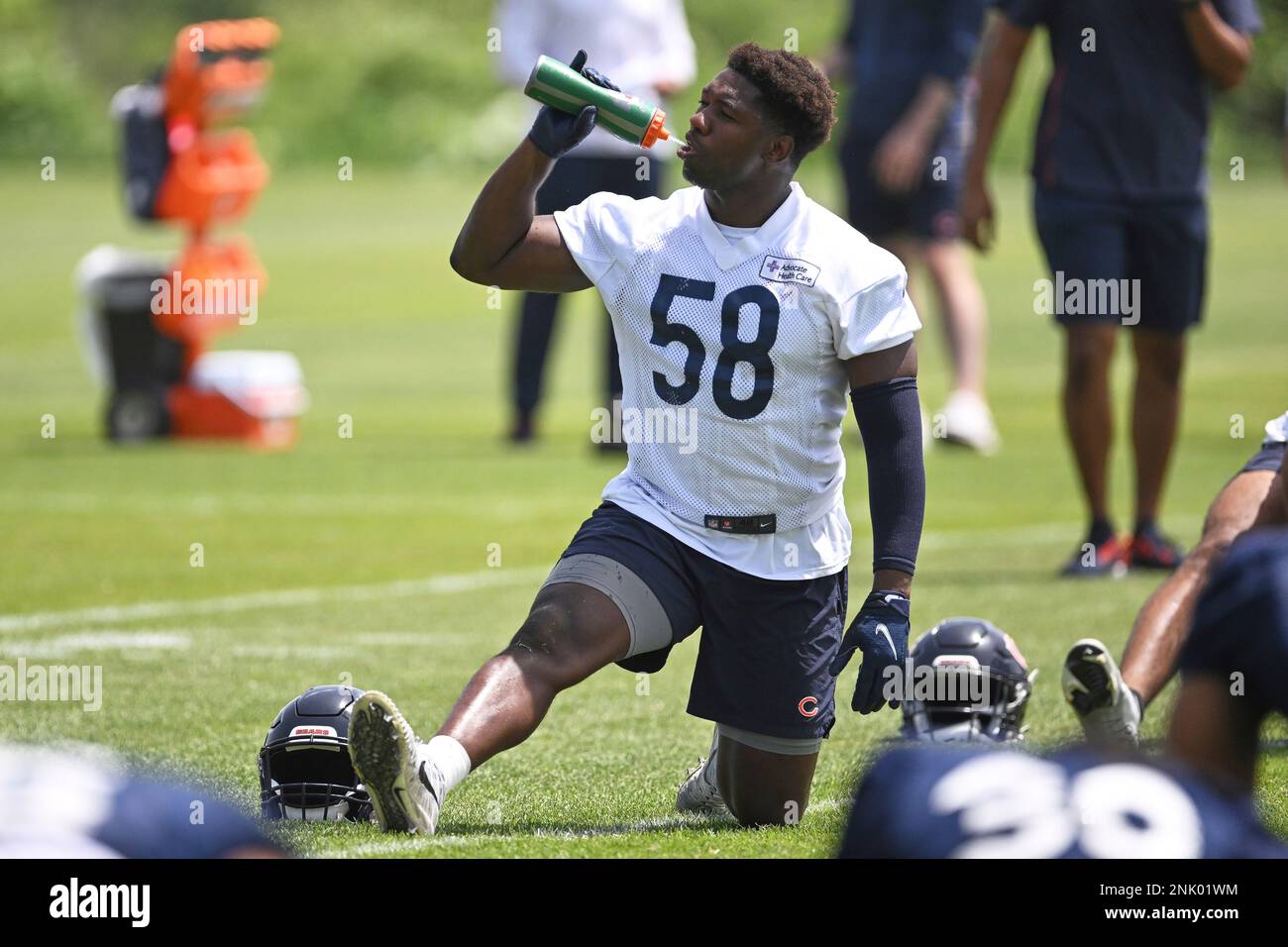 https://c8.alamy.com/comp/2NK01WM/lake-forest-il-june-15-chicago-bears-linebacker-roquan-smith-58-drinks-out-of-a-water-bottle-during-the-the-chicago-bears-minicamp-on-june-15-2022-at-halas-hall-in-lake-forest-il-photo-by-robin-alamicon-sportswire-icon-sportswire-via-ap-images-2NK01WM.jpg