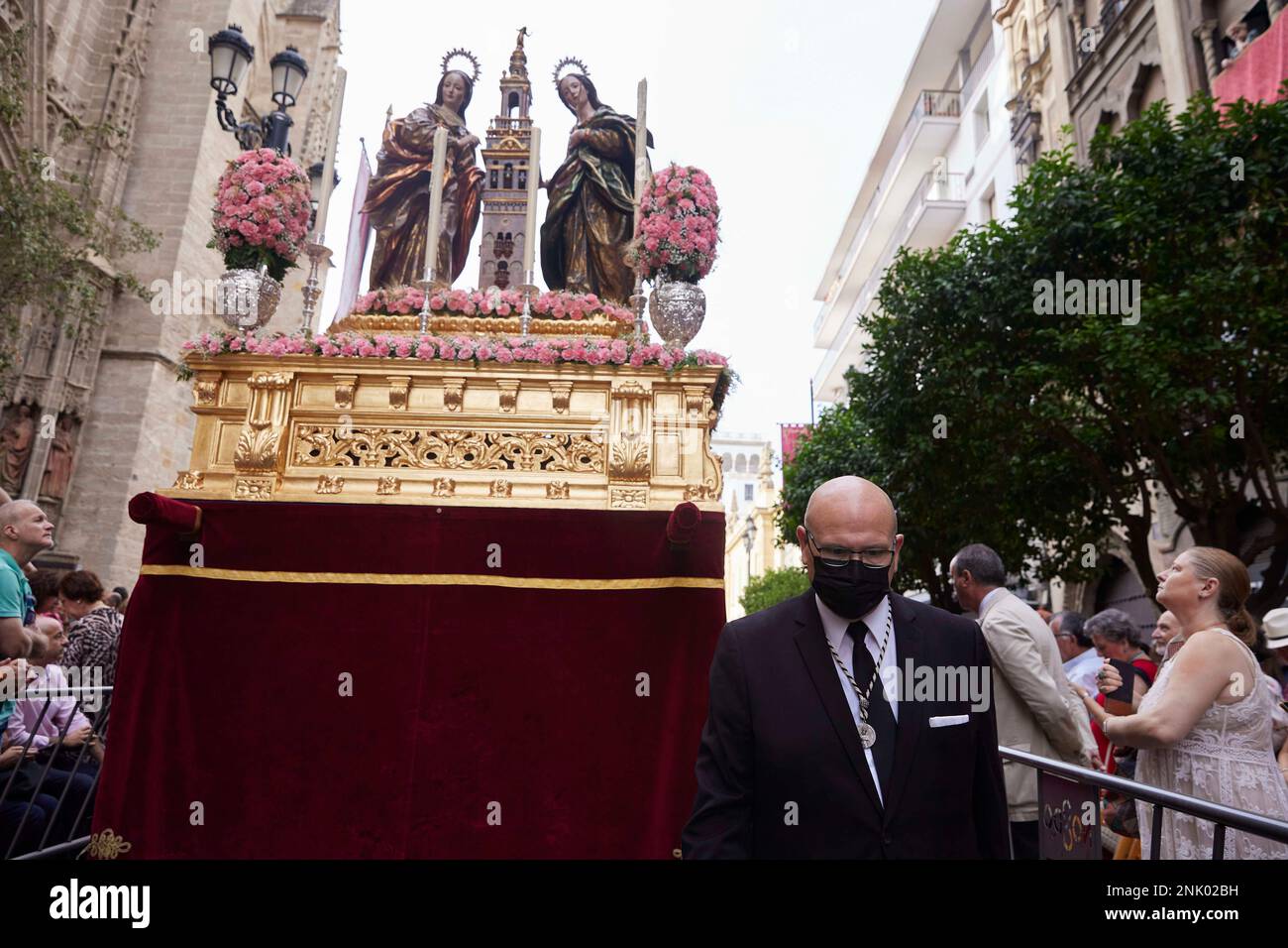 The foreman of the Santa Justa and Rufina paso wearing a mask during