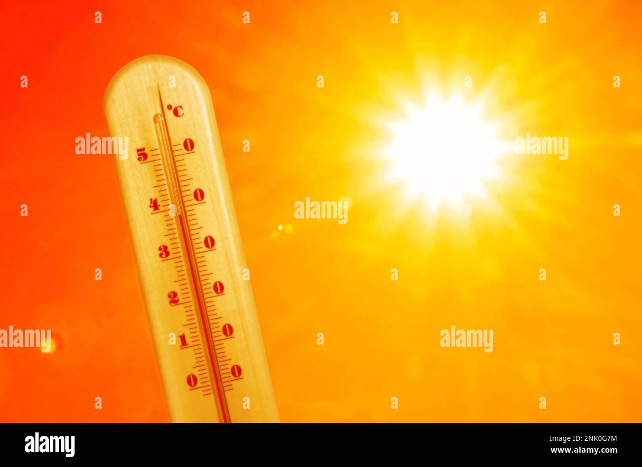 https://c8.alamy.com/comp/2NK0G7M/weather-thermometer-with-high-temperature-outdoors-on-hot-sunny-day-heat-stroke-warning-2NK0G7M.jpg