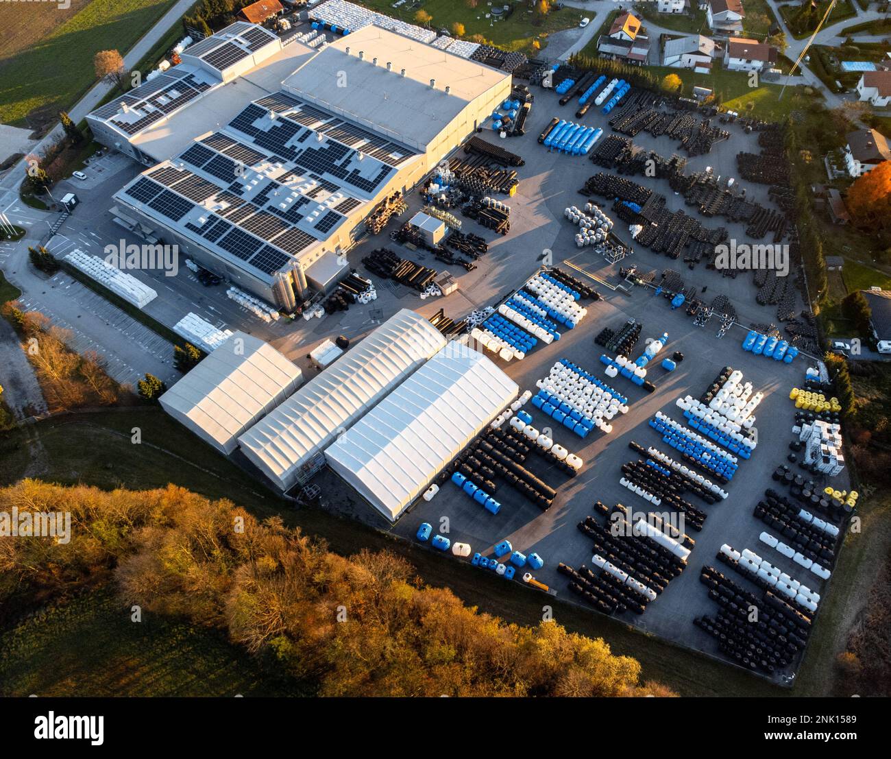 Large rooftop solar array hi-res stock photography and images - Alamy