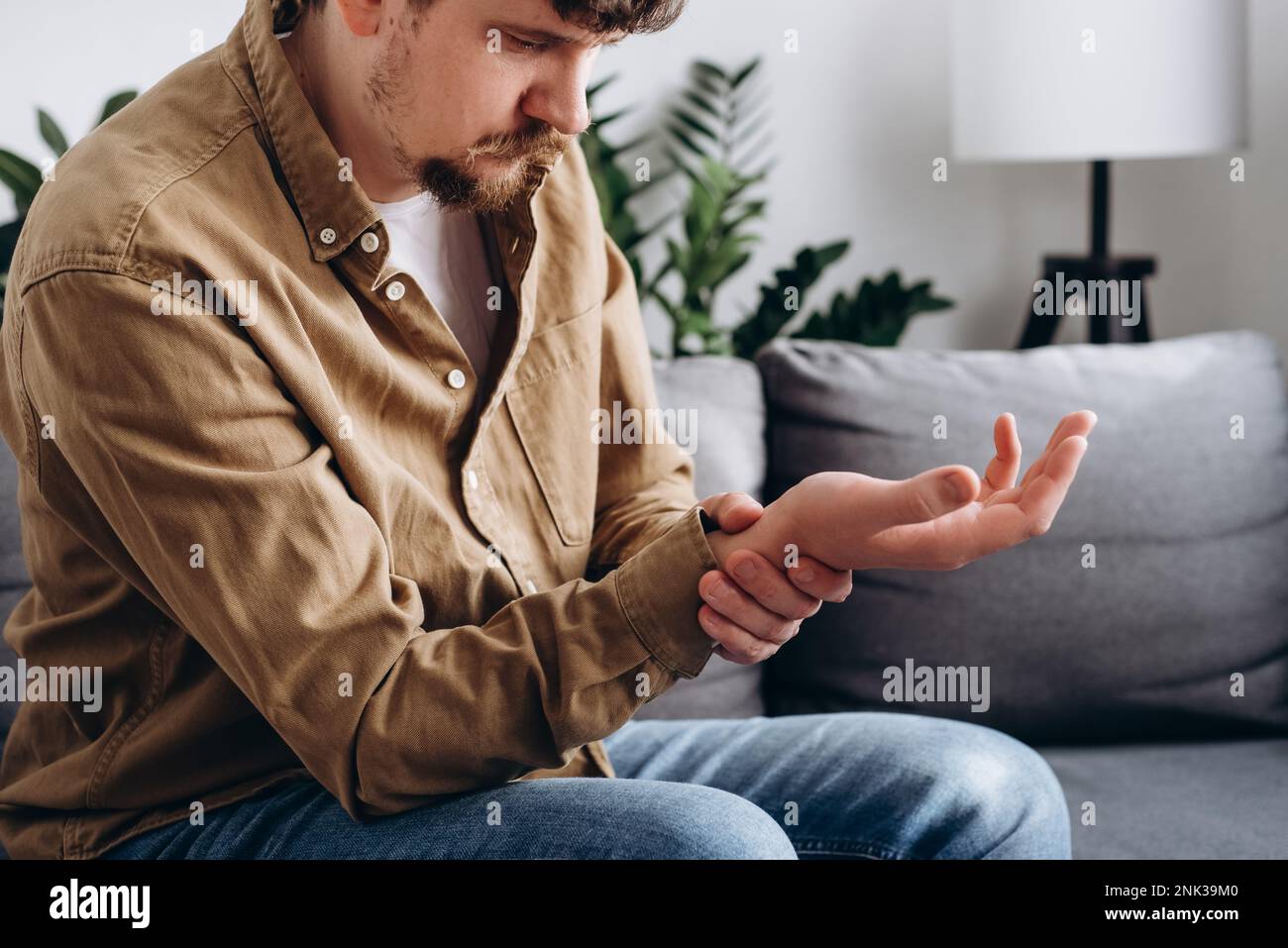 Swollen fingers arthritis hires stock photography and images Alamy