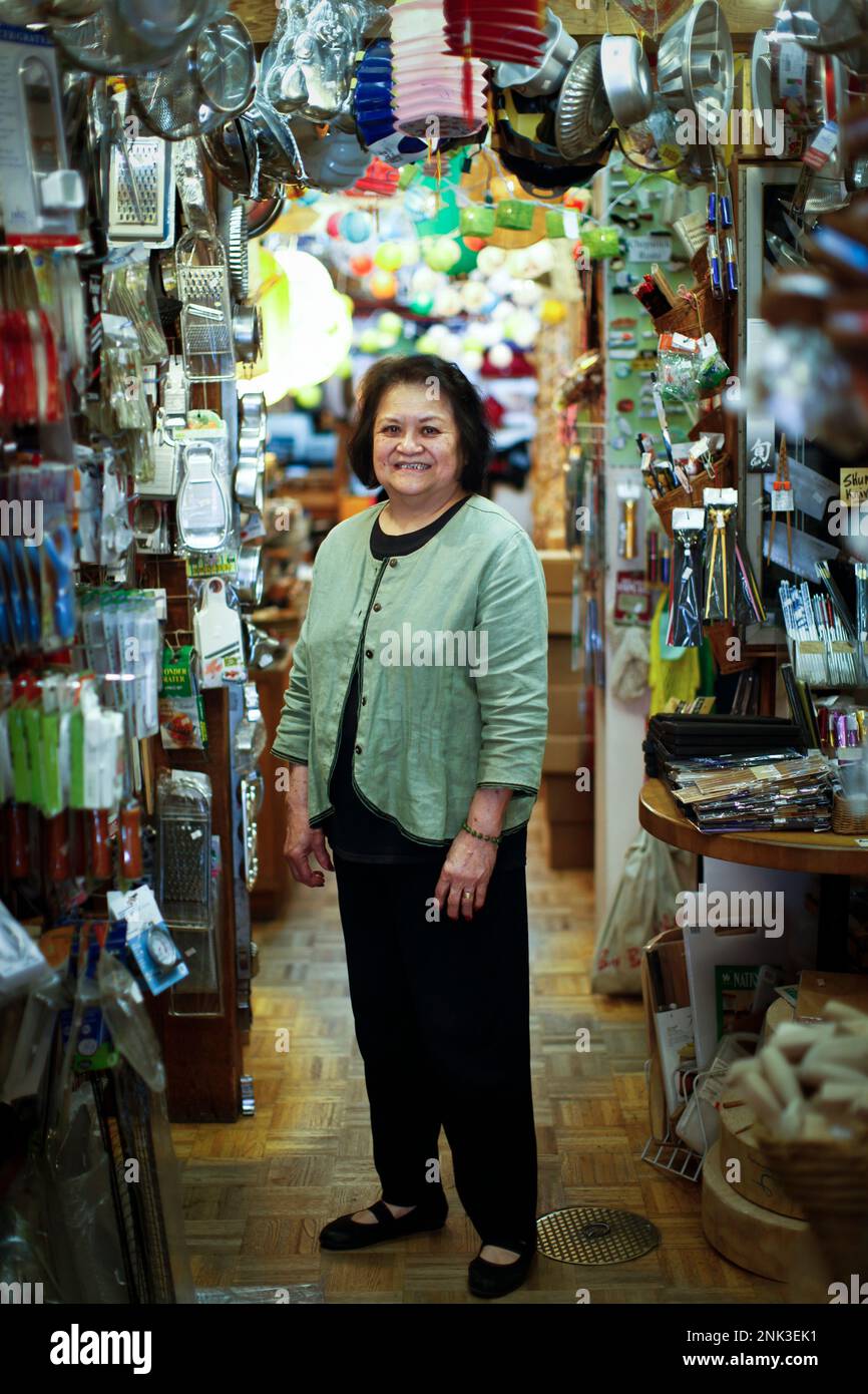 Akrobatik Modstand Næsten død Tane Chan is seen in her Chinatown store, The Wok Shop, on Tuesday, May 28,  2013 in San Francisco, Calif. (Russell Yip/San Francisco Chronicle via AP  Stock Photo - Alamy