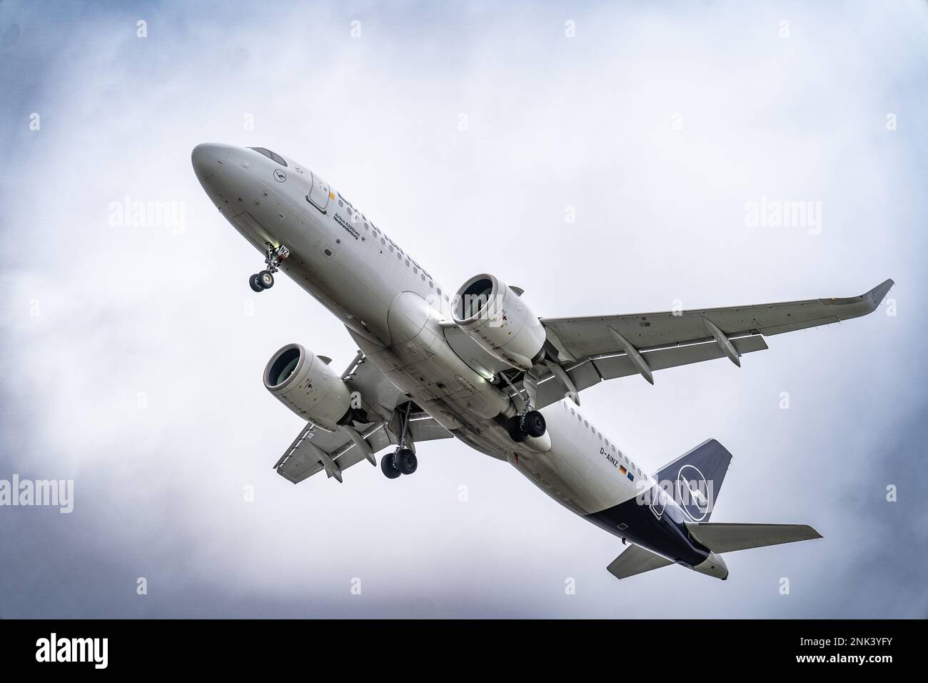 Heathrow London February 20th 2023 Lufthansa Airbus A320 Landing 