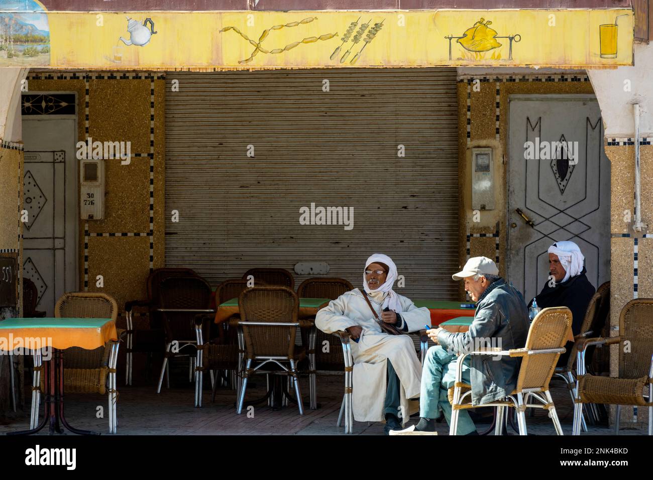Afrika, Marokko, Südmarokko, Zagora, 3 men in front of a Cafe / Restaurant Stock Photo