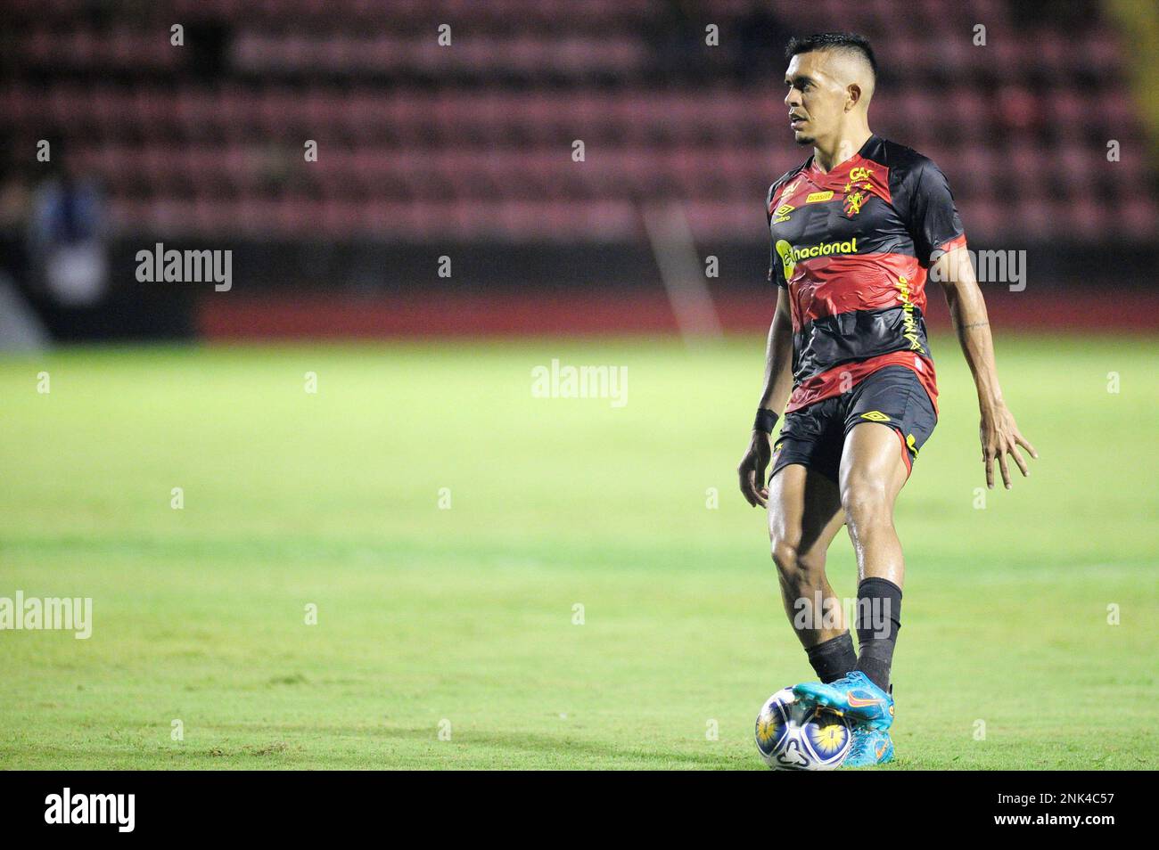 Recife, Brazil. 22nd Feb, 2023. Left back Igor Cariús (Sport) during the match between Sport X Bahia, valid for the fifth round of the first phase of the 2023 Northeast Men's Football Cup, played at the Adelmar da Costa Carvalho Stadium, known as Ilha do Retiro Stadium, in Recife ( PE), this Wednesday (22). Credit: Ricardo Fernandes/Spia Photo/FotoArena/Alamy Live News Stock Photo