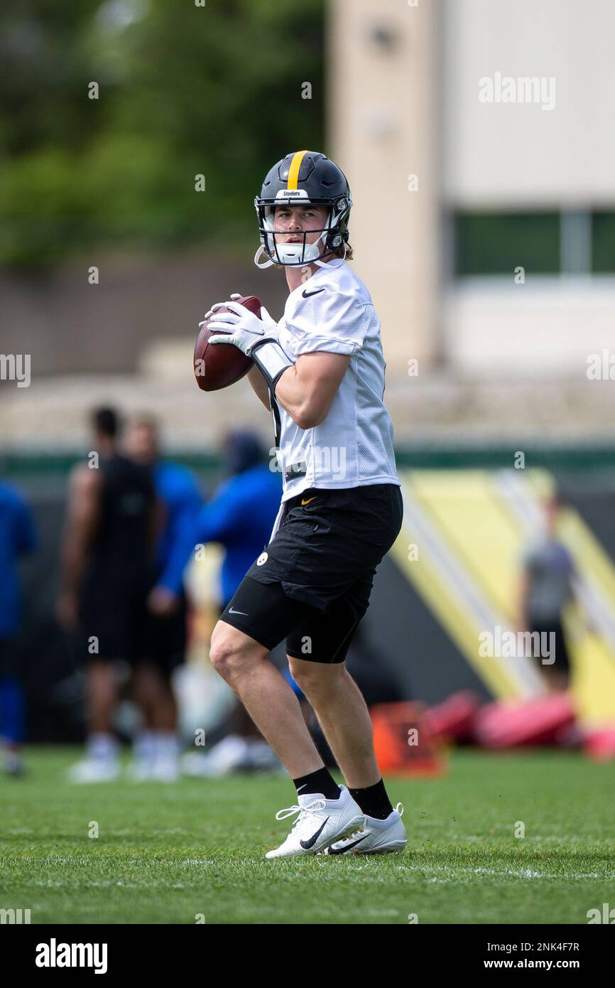 PITTSBURGH, PA - MAY 25: Pittsburgh Steelers quarterback Kenny Pickett (8)  takes part in a drill during the team's OTA practice on May 25, 2022, at  the Steelers Practice Facility in Pittsburgh,