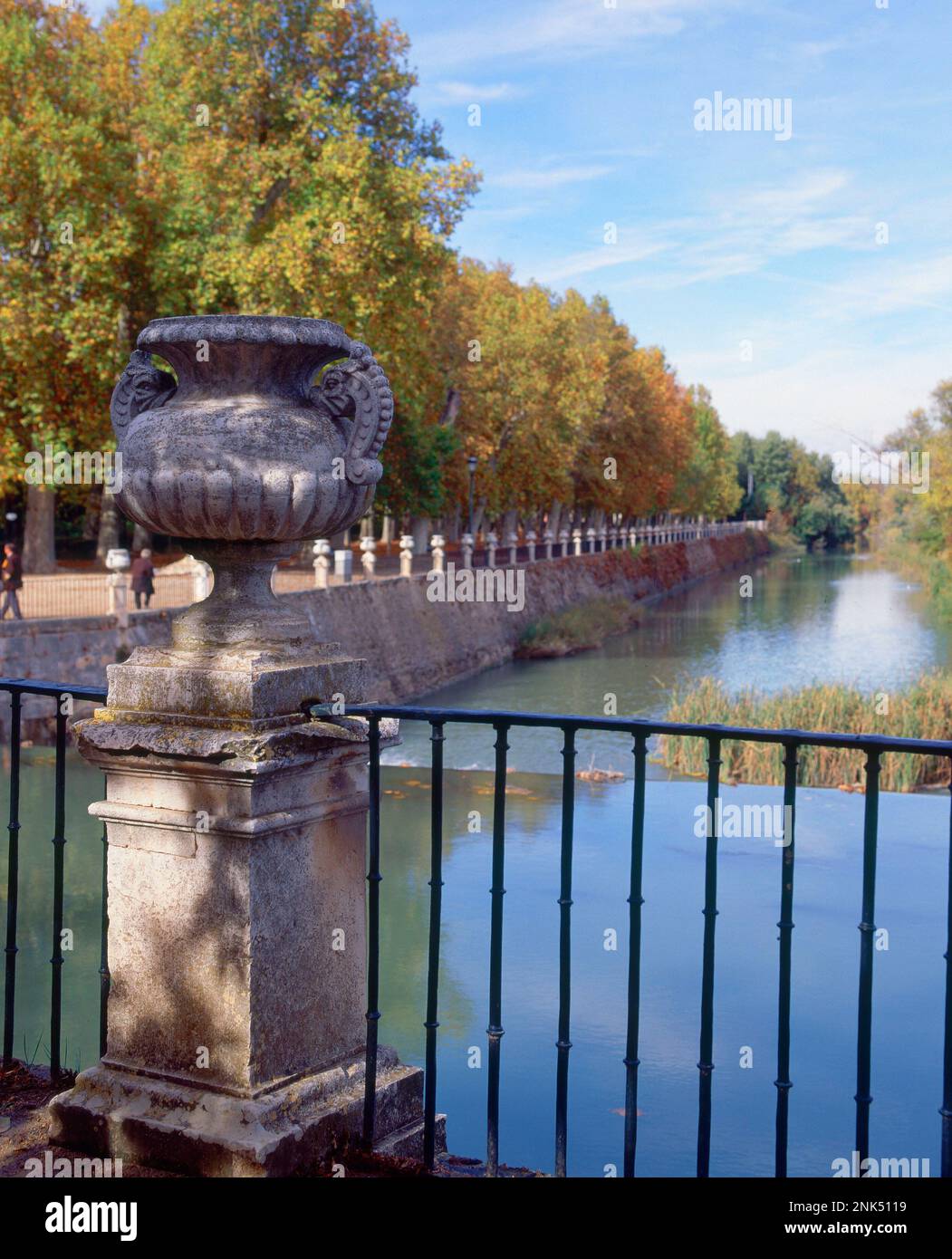 Jardines del palacio de aranjuez hi-res stock photography and images ...
