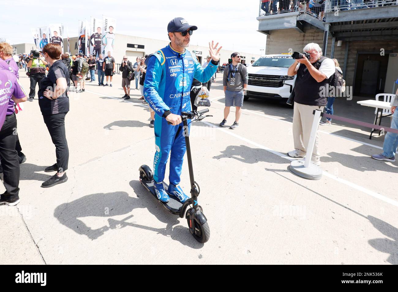 Lee Korn tusind INDIANAPOLIS, IN - MAY 22: NTT IndyCar series driver Jimmie Johnson rides  his scooter through Gasoline Alley on May 22nd, 2022 during qualifications  for the 106th running of the Indianapolis 500 at