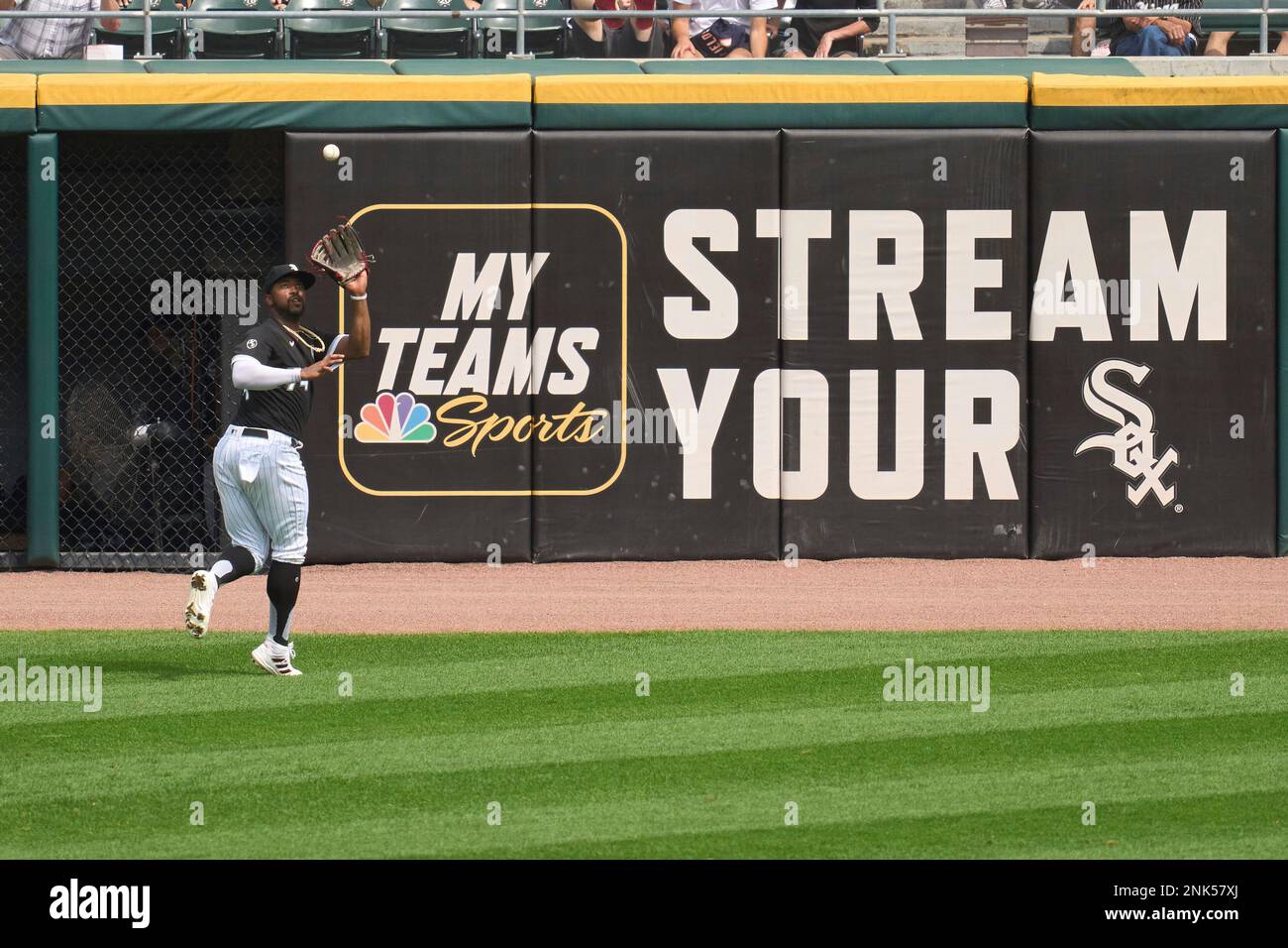 Eloy Jiménez plays with the cameras in the dugout., 80-grade camera  awareness., By Chicago White Sox