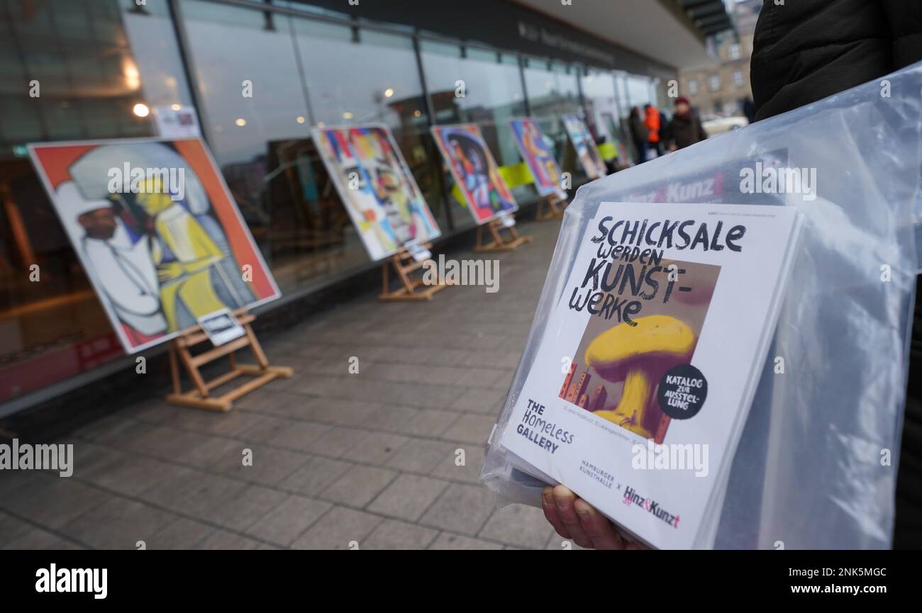 Art exhibition paintings easels hi-res stock photography and images - Alamy
