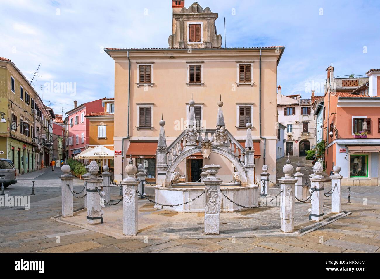 Fountain in the Old Town at the city centre of Koper / Capodistria, Istrian peninsula, Adriatic coast, Obalnokraška, Littoral / Primorska, Slovenia Stock Photo