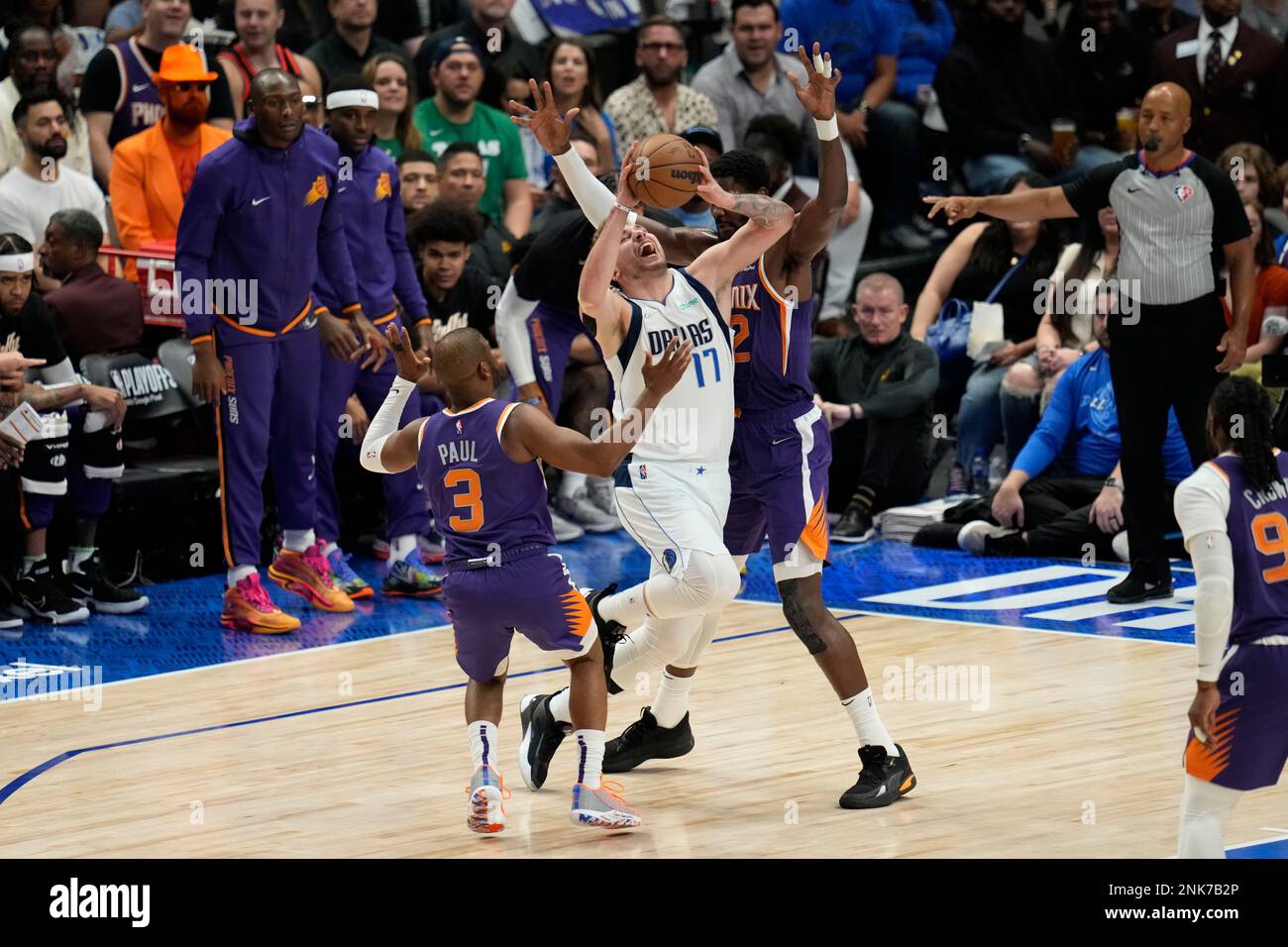 Dallas Mavericks guard Luka Doncic (77) tries to spilt defenders Chris ...