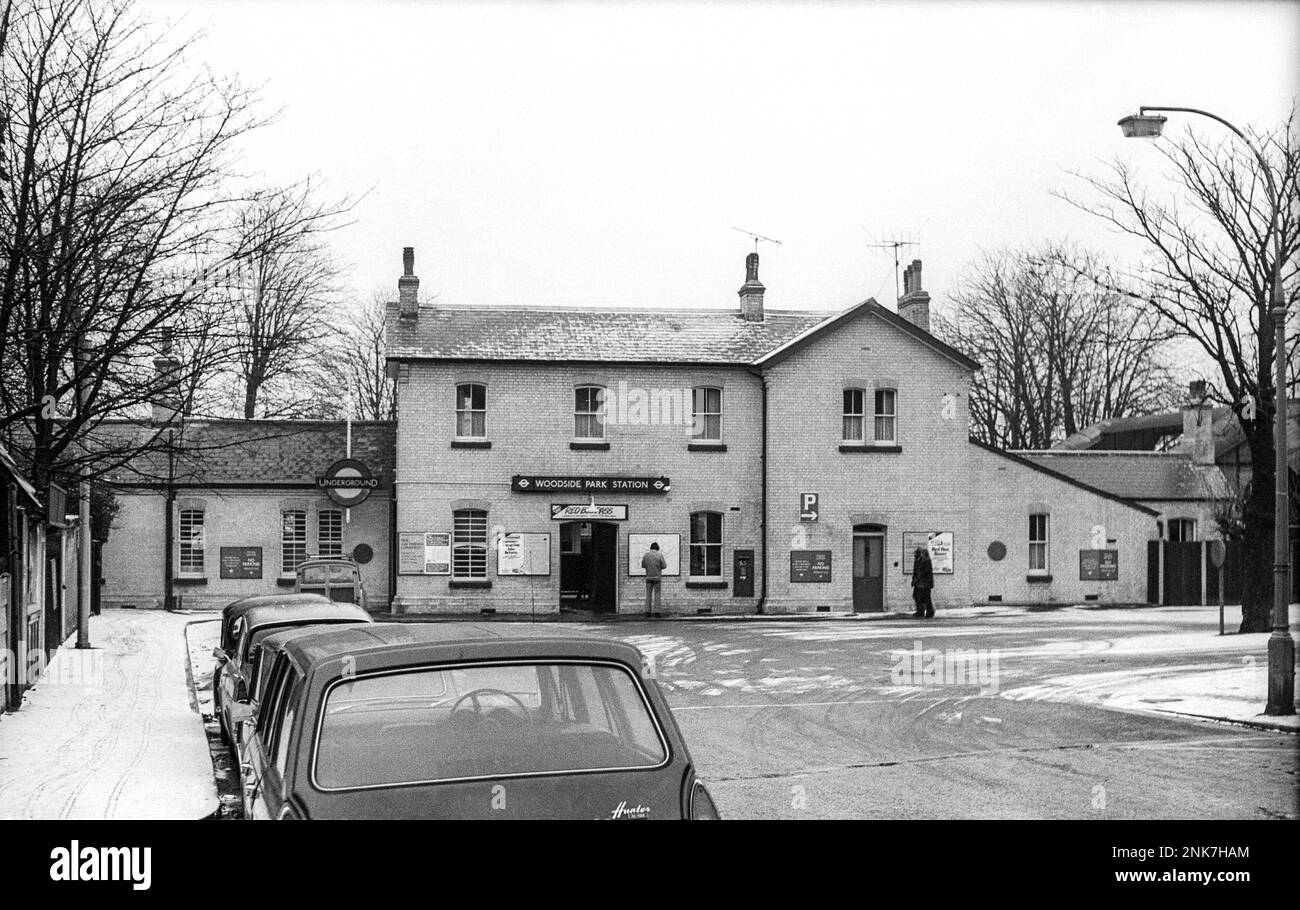 Finchley road station Black and White Stock Photos & Images - Alamy