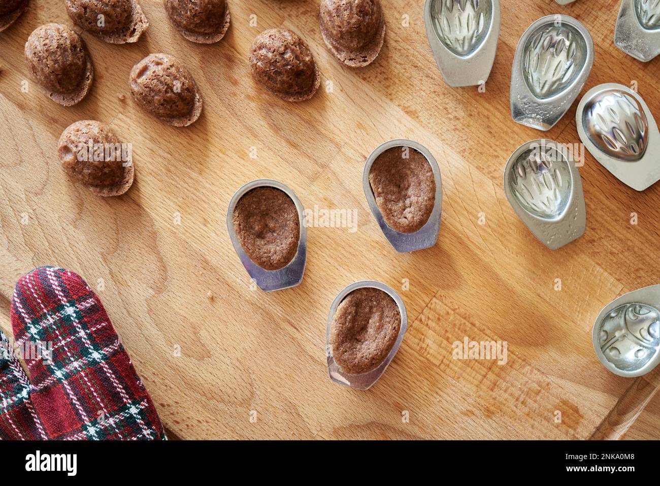 https://c8.alamy.com/comp/2NKA0M8/baking-homemade-christmas-cookies-in-tin-molds-top-view-2NKA0M8.jpg