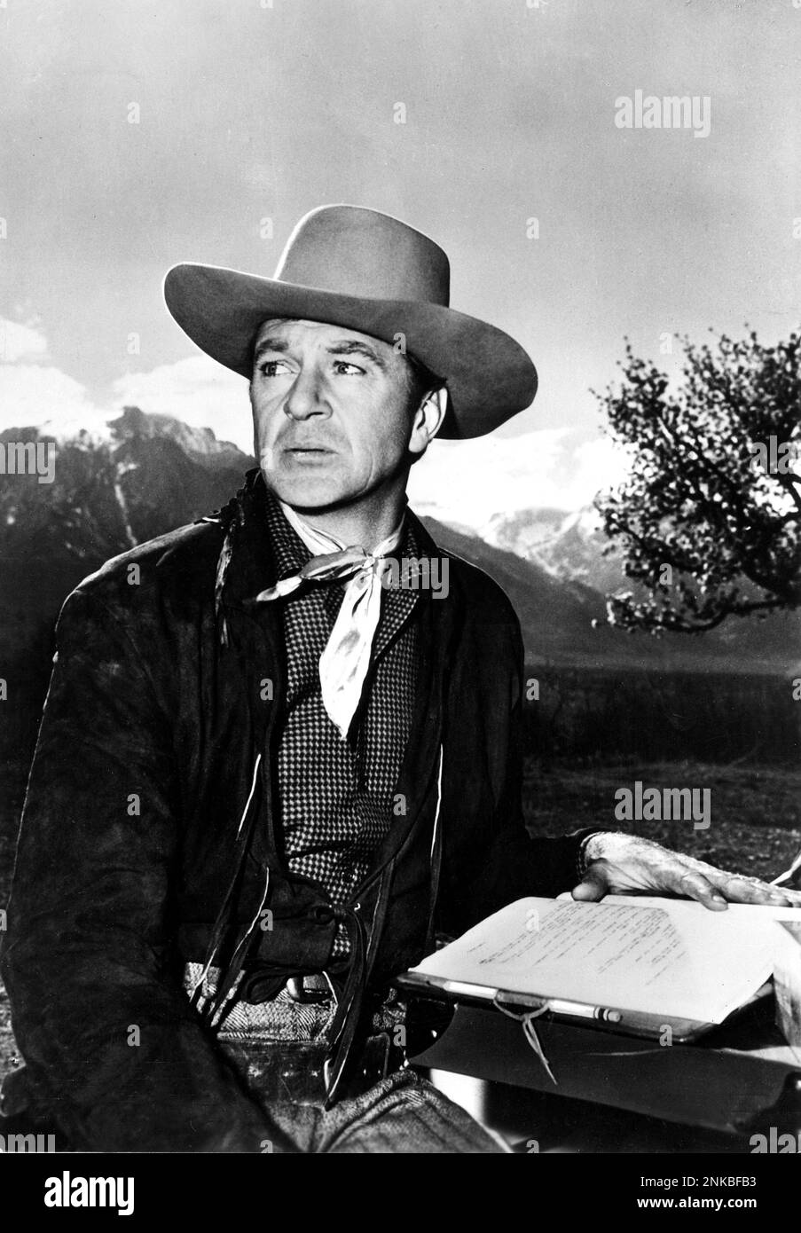 1953 : The movie actor GARY COOPER ( Helena , Montana 7 may 1901 - Beverly Hills , California 13 may 1961 )   in  BLOWING WILD  by Hugo Fregonese  - CINEMA - portrait - ritratto - WESTERN - hat - cappello - foulard - bandanna - copione cinematografico  - script   ----  Archivio GBB Stock Photo