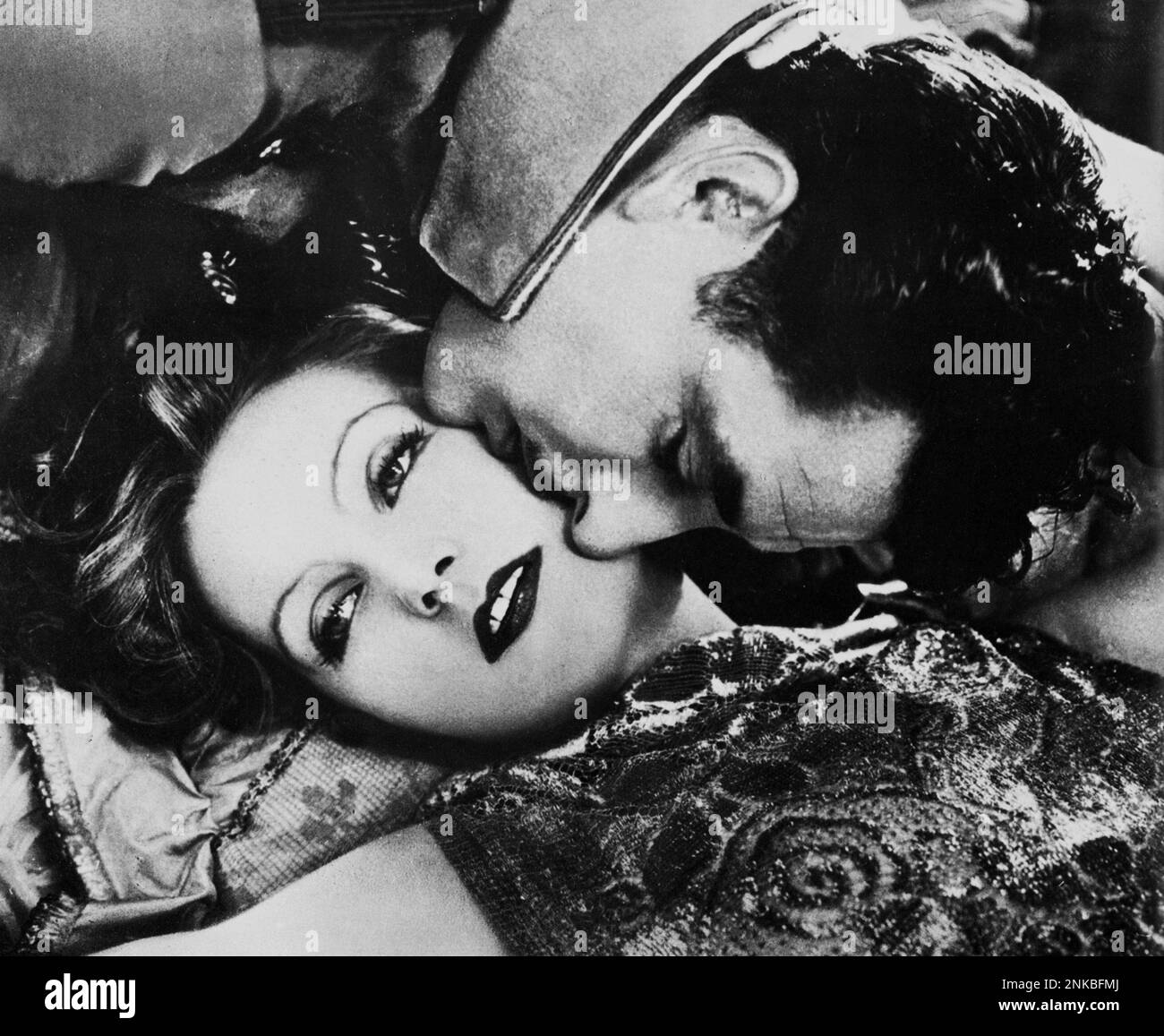 1926 : GRETA GARBO and JOHN GILBERT  in FLESH AND THE DEVIL ( 1927 - La carne e il diavolo ) by Clarence Brown , from the romance The Undying Past by Hermann Sudermann , costume dress by ADRIAN - MGM - Metro Goldwyn Mayer - MOVIE - HOLLYWOOD - CINEMA - FILM - actress - attrice  - profilo - profile  - bacio - kiss - baffi - moustache - lovers - amanti - innamorati ----  Archivio GBB Stock Photo