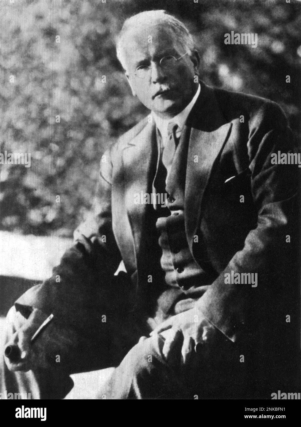 Carl Gustav JUNG ( Kesswyl , Switzerland 1875 - Kusnacht 1961 ) , Swiss psychoanalyst - PSICANALISI - PSICOANALISI - PSYCHOANALYSE - PSICANALISTA - PSICOANALISTA - SIGMUND FREUD  - portrait - ritratto - occhiali - glasses - cravatta - tie - capelli bianchi - white hair ----  Archivio GBB Stock Photo