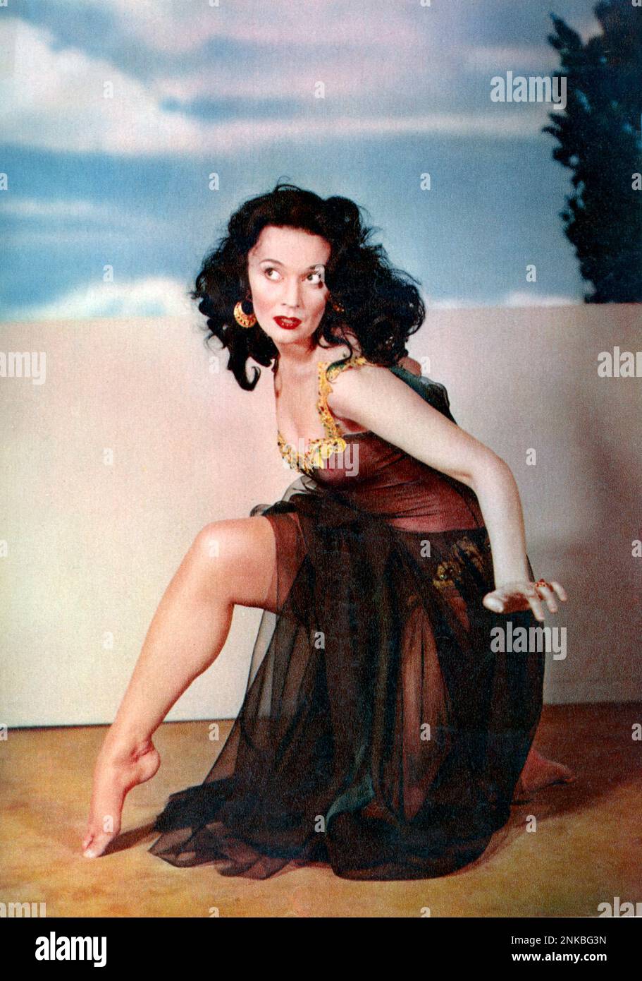 1953 c : The movie actress and dancer ballerina LUDMILLA TCHERINA in THE SIGN OF THE PAGAN  ( 1954 - La costa dei barbari ) by Douglas Sirk  - JEWEL - JEWELS - orecchini - earrings - oro - gioiello - gioielli -  DANCE - DANZA CLASSICA - BALLERINA - MUSICAL  ----  Archivio GBB Stock Photo