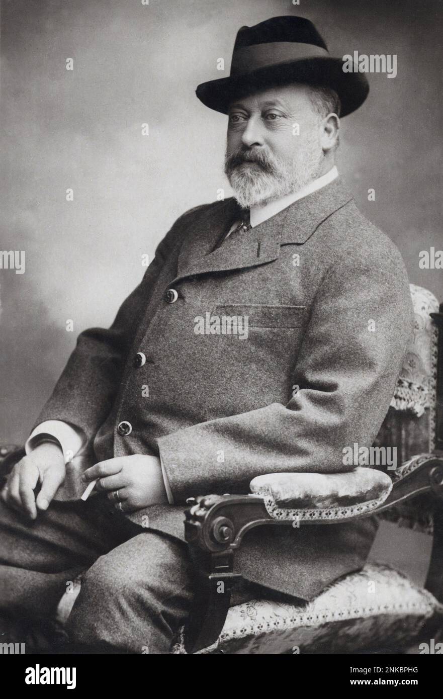 1908 c : The King of England EDWARD VII ( London 1841 - 1910 ) son of Queen Victoria ( 1819 - 1901 )  - REALI - ROYALTY - nobili - nobiltà - nobility   - hat - cappello - loden - cigarette - sigaretta - smoker - fumatore  - white beard - barba bianca - tissue - RE EDOARDO  - BELLE EPOQUE ----  Archivio GBB Stock Photo