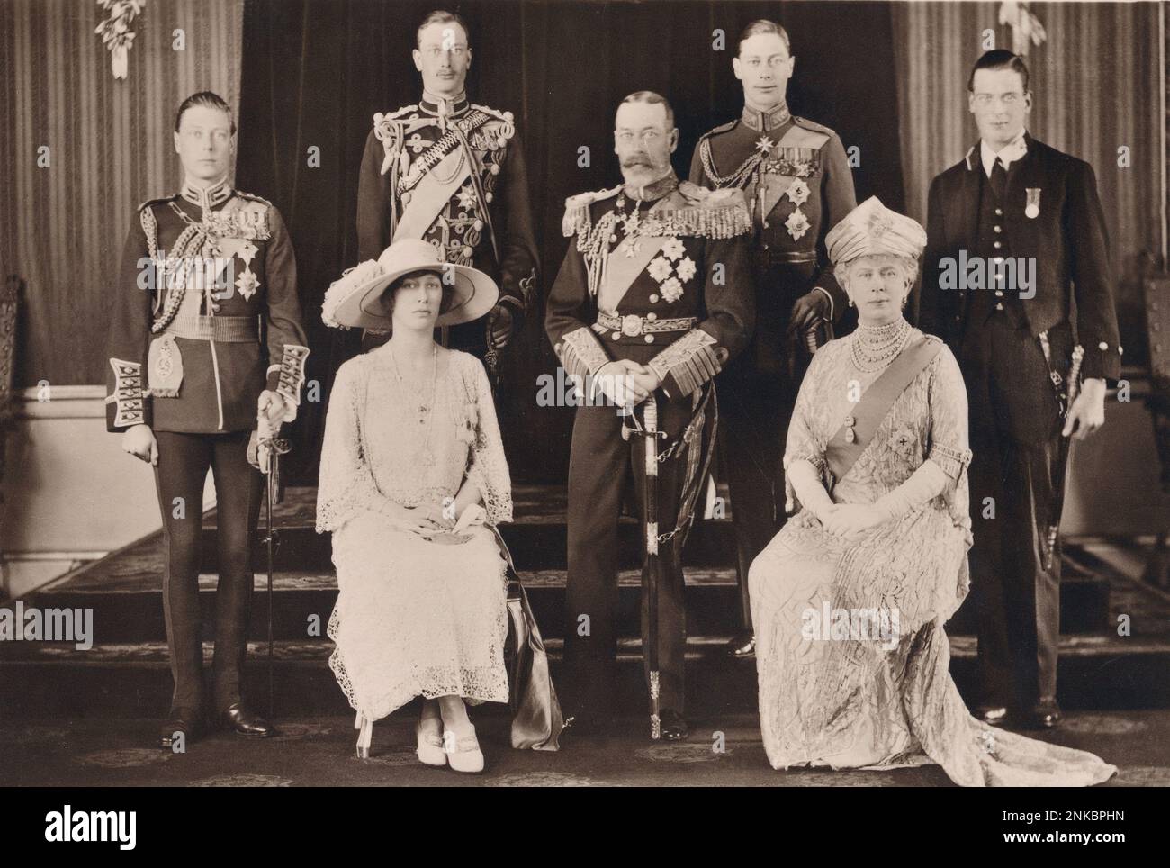 1910 ca. : The  Queen Mary of ENGLAND ( Princesse of Teck , 1867 - 1953 ) , Empress of U. K. the  husband  King GEORGE V ( Prince of Wales ,  1865 - 1936 ) . In this photo with ( from left to right ) son  Edward ( future King EDWARD VIII , 1894 - 1972 ), the daugther princesse MARY ( married to Earl Henry Lascelles , Countess of Harewood , 1897 - 1965 ), the son HENRY ( 1900 - 1974 ), the son ALBERT Duke of York ( future King GEORGE VI , 1895 - 1952 ) and the son prince GEORGE of KENT ( 1902 - 1942 ). Photo by  Bassano , London    - family - famiglia - figli - figlio - re  - ritratto - portrai Stock Photo
