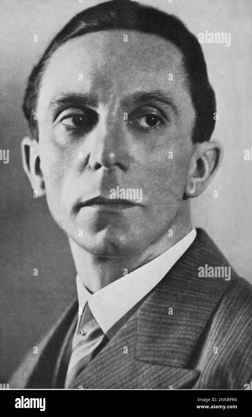 1933 ca.  : The nazi politician Minister of Propaganda JOSEPH GOEBBELS ( Rheydt 1897 - Berlin 1945 )  - NAZISMO - NAZISTA - SECONDA GUERRA MONDIALE - WWII - NAZIST - NAZISM  - collar - colletto - cravatta - tie  - ritratto - portrait - HITLER  ----  Archivio GBB Stock Photo