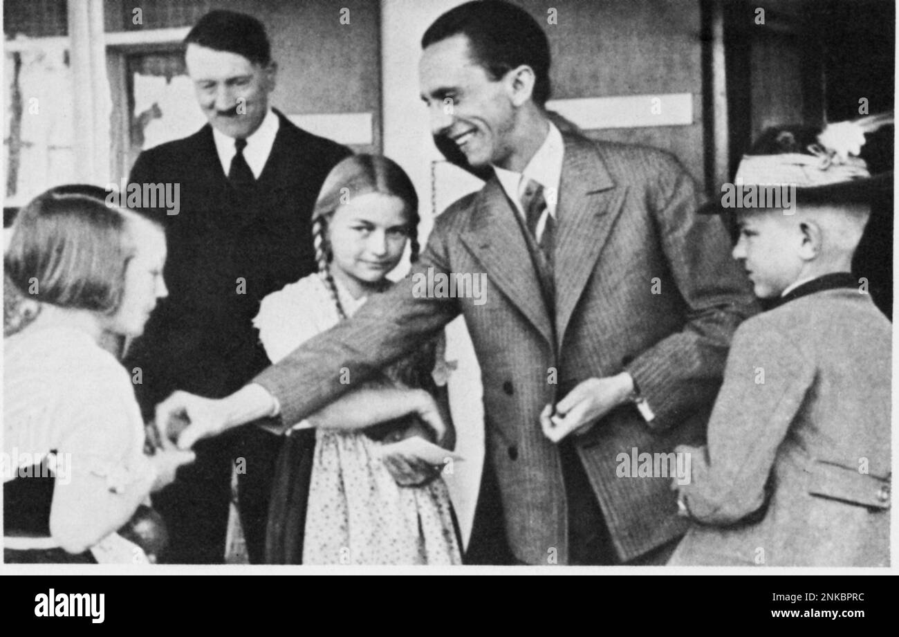 1935 ca. , Baviera : The nazi politician Minister of Propaganda JOSEPH GOEBBELS ( Rheydt 1897 - Berlin 1945 ) with Adolf HITLER  - NAZISMO - NAZISTA - SECONDA GUERRA MONDIALE - WWII - NAZIST - NAZISM  - cravatta - tie  - ritratto - portrait   ----  Archivio GBB Stock Photo