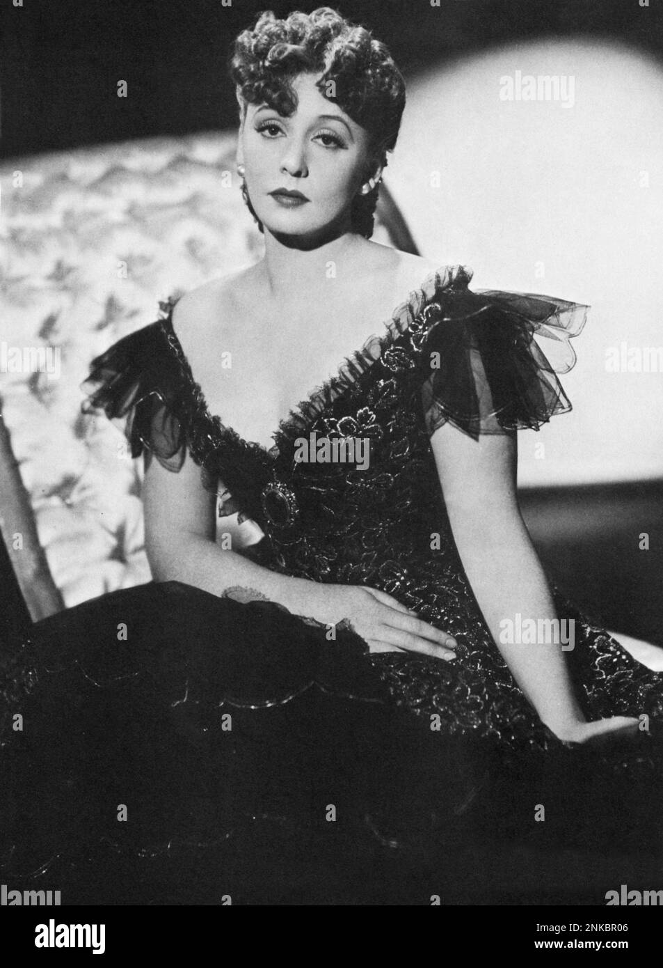 1939 : The Nazi Diva german singer and movie actress ZARAH LEANDER ( born Zarah Stina Hedberg , Karlstad , Sweden 15 mars 1907 - Stockholm , Sweden 23 june 1981 ) in ES WAR EINE RAUSCHENDE BALLNACHT ( Una inebriante notte di ballo ) by Carl Froelich - MOVIE - CINEMA - CANTANTE - NAZIST - NAZISMO - WWII - SECONDA GUERRA MONDIALE - portrait - ritratto  - decolleté - scollatura - neckopening - neckline - tulle  - DIVA - DIVINA ----  Archivio GBB Stock Photo