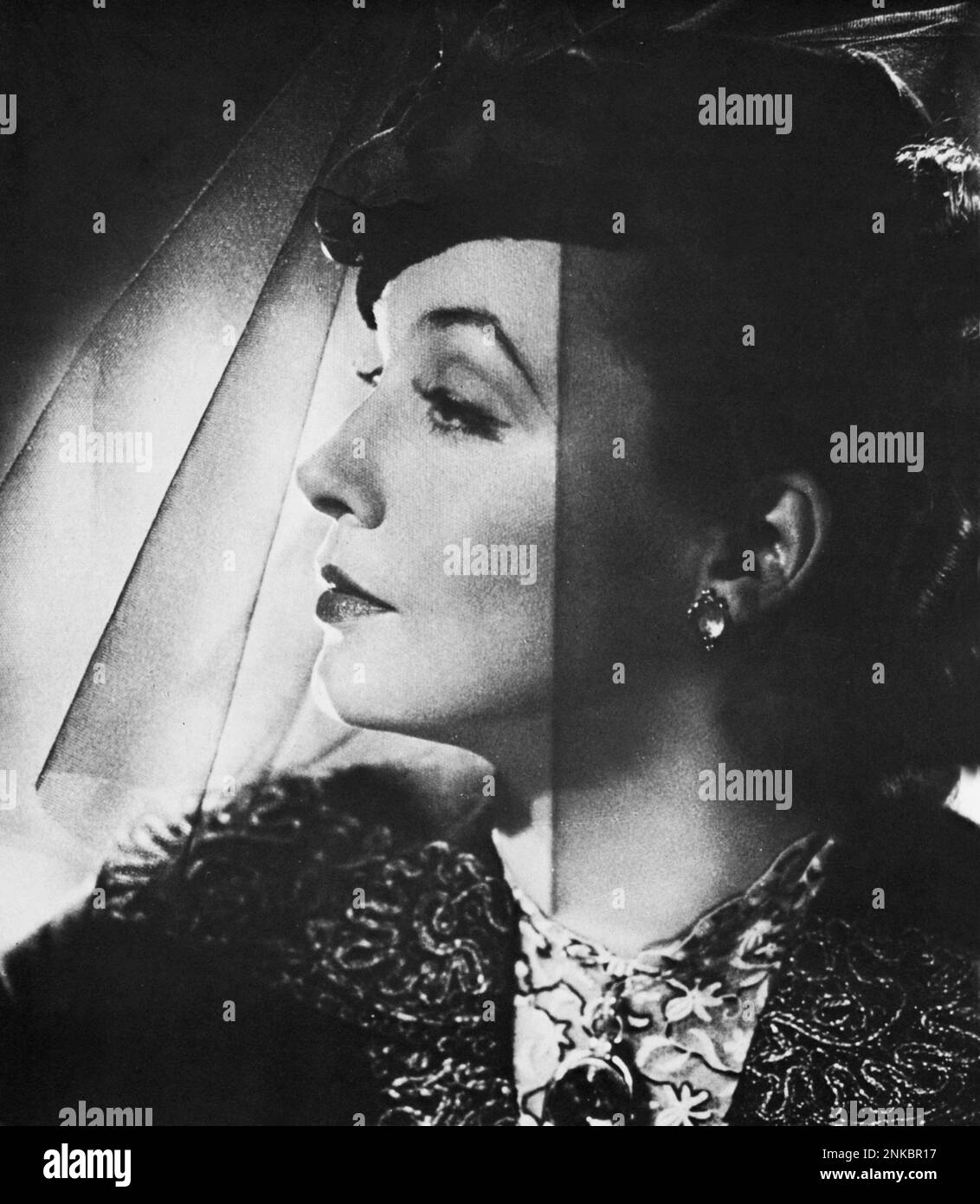 1936 c. : The Nazi Diva german singer and movie actress ZARAH LEANDER ( born Zarah Stina Hedberg , Karlstad , Sweden 15 mars 1907 - Stockholm , Sweden 23 june 1981 ) - MOVIE - CINEMA - CANTANTE - NAZIST - NAZISMO - WWII - SECONDA GUERRA MONDIALE - portrait - ritratto  - veletta - veil - cappello - hat - orecchini - earrings - eardrops - profilo - profile  ----  Archivio GBB Stock Photo