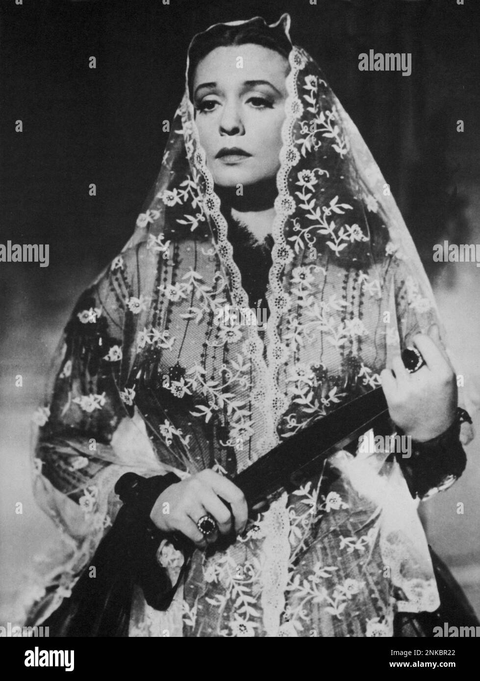 1937 : The Nazi Diva german singer and movie actress ZARAH LEANDER ( born Zarah Stina Hedberg , Karlstad , Sweden 15 mars 1907 - Stockholm , Sweden 23 june 1981 ) in HABANERA ( La Habanera ) by Detlef Sierk ( alias Douglas Sirk ) - MOVIE - CINEMA - CANTANTE - NAZIST - NAZISMO - WWII - SECONDA GUERRA MONDIALE - portrait - ritratto  - mantiglia - pizzo - lace - velo - veil - ventaglio - fan - DIVA - DIVINA - anello - anelli - rings - jewels - gioiello - gioielli ----  Archivio GBB Stock Photo