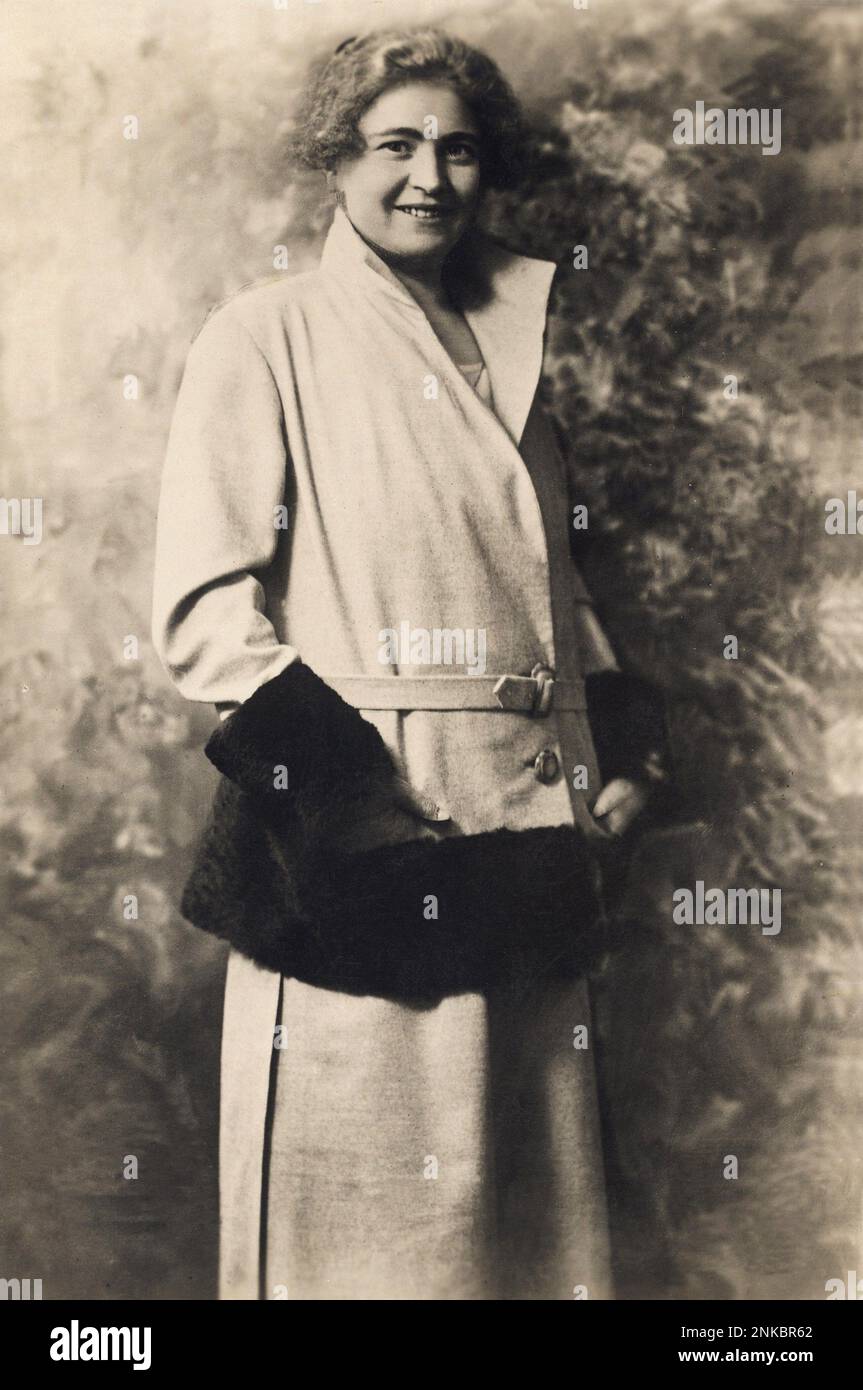 1924 ca. , Milano , Italy  : Donna   RACHELE  GUIDI ( 1893 - 1979 ), wife of italian Fascist Duce dictator Benito MUSSOLINI . Photo by G. Caminada , Milano  - portrait - ritratto - moglie - pelliccia - fur - smile - ritratto - FASHION - MODA -  ANNI VENTI - 20's - '20 ----  Archivio GBB Stock Photo