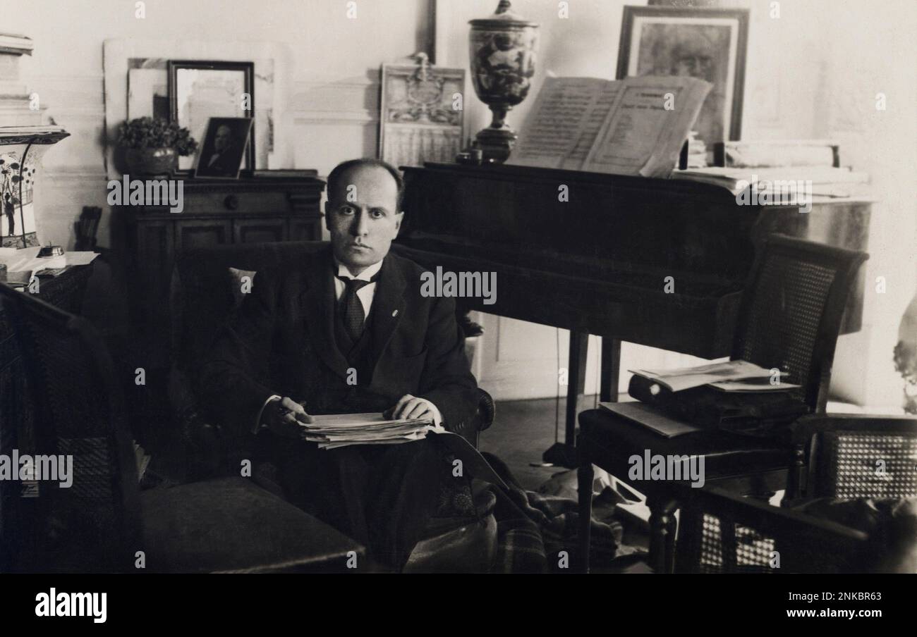 1925 , February , Rome , ITALY  : The italian fascist Duce Benito MUSSOLINI  at home - FASCISMO - FASCISTA - FASCISM - portrait - ritratto - desk - scrivania - cravatta - colletto - tie - collar - pianoforte  ----  Archivio GBB Stock Photo