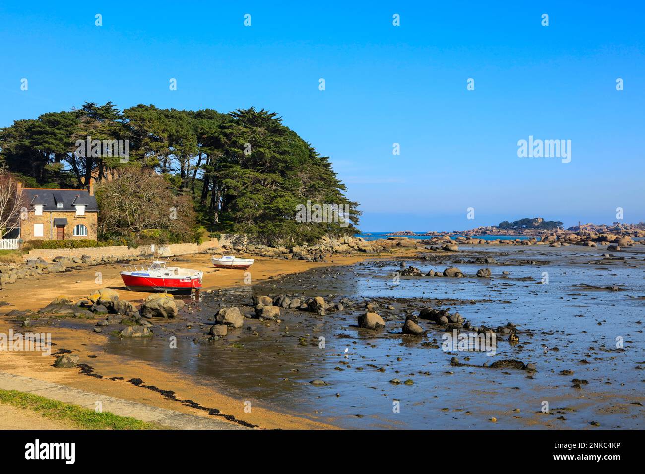 Baie de SainteAnne bay at low tide, Tregastel, Cote de Granit Rose