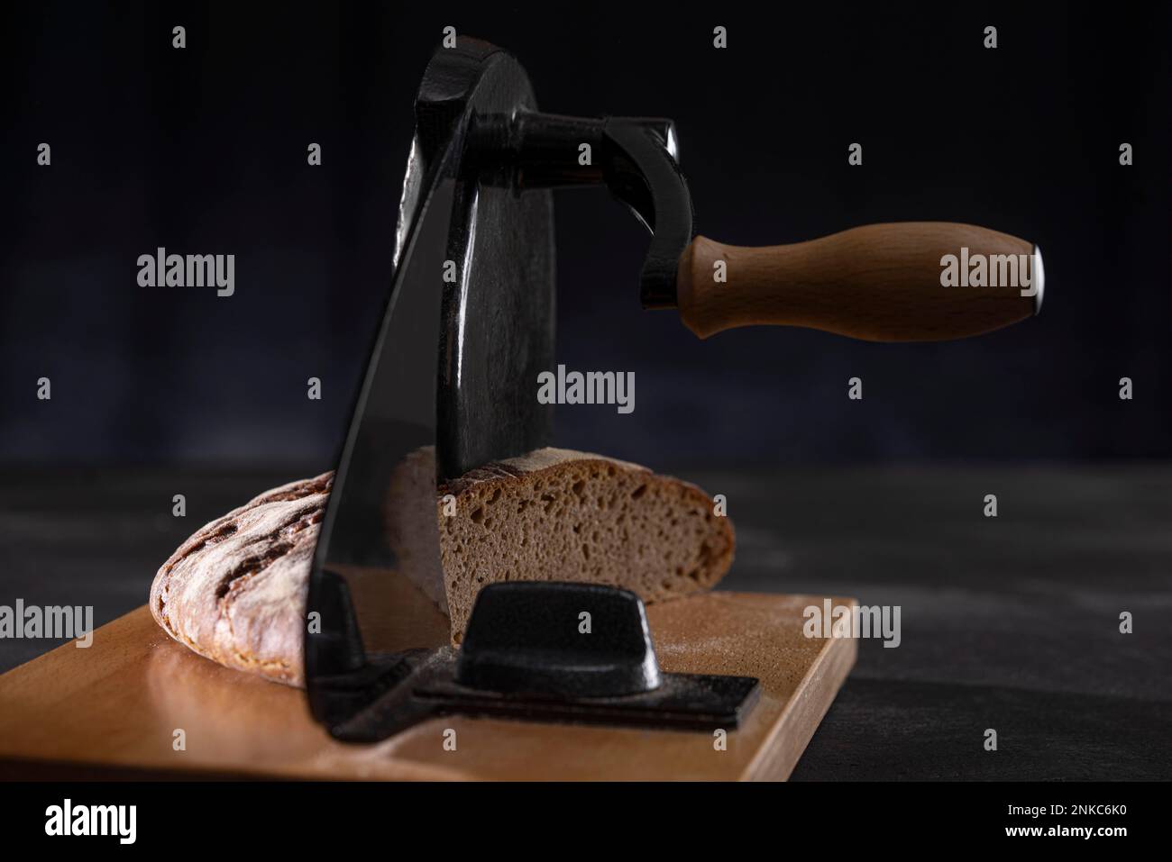 https://c8.alamy.com/comp/2NKC6K0/mixed-bread-with-hand-operated-bread-slicer-2NKC6K0.jpg