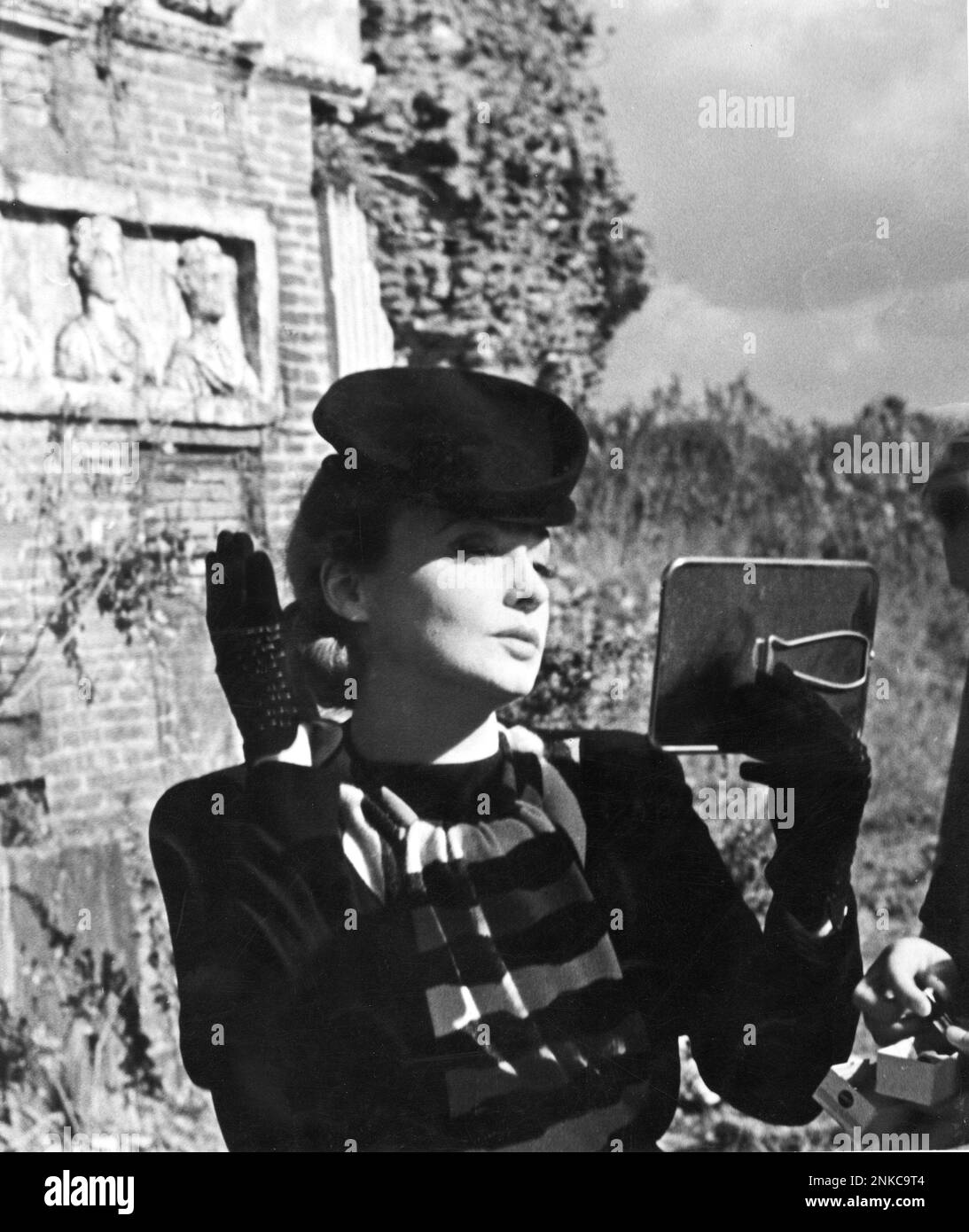 1942 c., Rome , ITALY : The Nazi Diva german singer and movie actress ZARAH LEANDER ( born Zarah Stina Hedberg , 1907 - 1981 ) in Via Appia Antica in Rome , Italy , during the release of movie LA RETE D' ARGENTO by Rolf Hansen . Photo by Germania-Film S.A.  - MOVIE - FILM - CINEMA - CANTANTE - NAZIST - NAZISMO - NAZISM - WWII - SECONDA GUERRA MONDIALE - portrait - ritratto  - cappello - hat - guanti - gloves - specchio - mirror - sul set ----  Archivio GBB Stock Photo