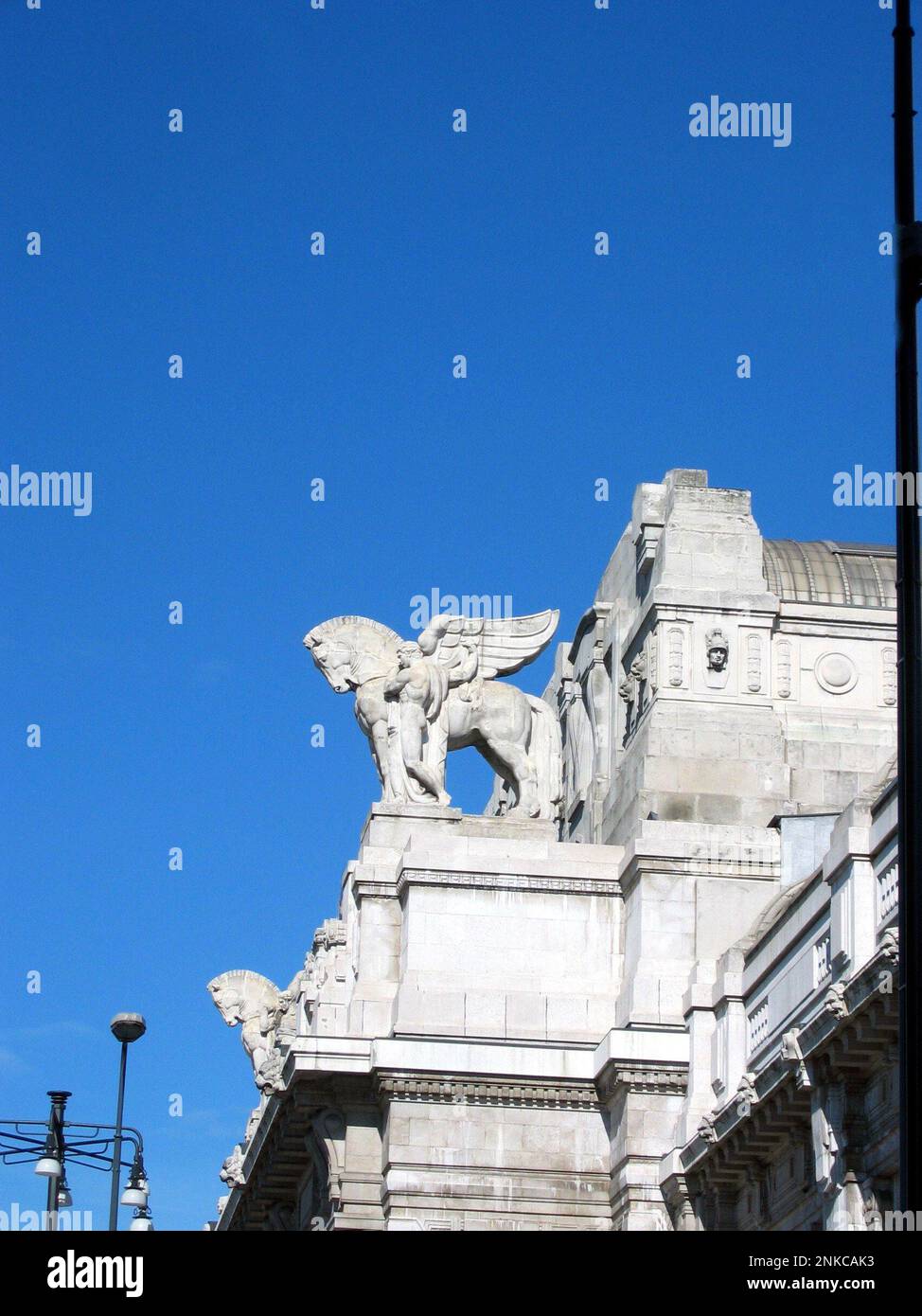 2004 , Milano, Italy : The Stazione Centrale ( Central Rail Station ) - ITALIA - Milan - ART DECO - statue - statua - marble - horse - cavallo - ferroviaria - ferrovia - ferrovie - ARCHITETTURA - ARCHITECTURE --- Photo by Giovanbattista BRAMBILLA ----  Archivio GBB Stock Photo