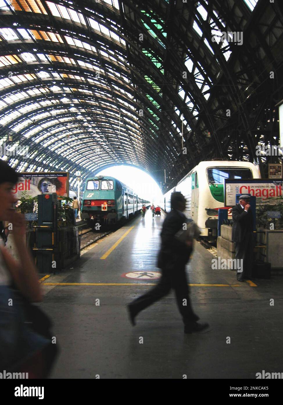 2004 , Milano, Italy : The Stazione Centrale ( Central Raill Station ) - ITALIA - Milan - ART DECO - ferroviaria - ferrovia - ferrovie - viaggiatori di fretta - speedly - ritardo - delay - passangers - passeggero - passeggieri  ---- Photo by Giovanbattista BRAMBILLA --- Archivio GBB Stock Photo