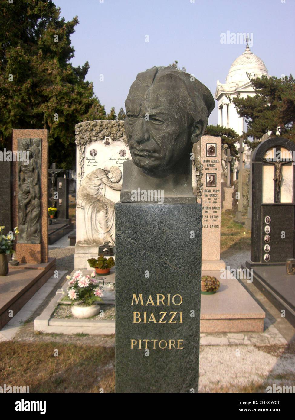The italian  painter MARIO BIAZZI ( 1880 - 1965 ) monument into the Cremona cemetery - FUTURISTA - FUTURISM - FUTURISTA - FUTURIST -  ARTE  - ARTS -AVANGUARDIA  - portrait - ritratto - pittore - scultura - sculpture - bronze - bronzo - monumento - monument - CIMITERO - GRAVEYARD - ITALIA  ---  Photo by Giovanbattista Brambilla --- Archivio GBB Stock Photo