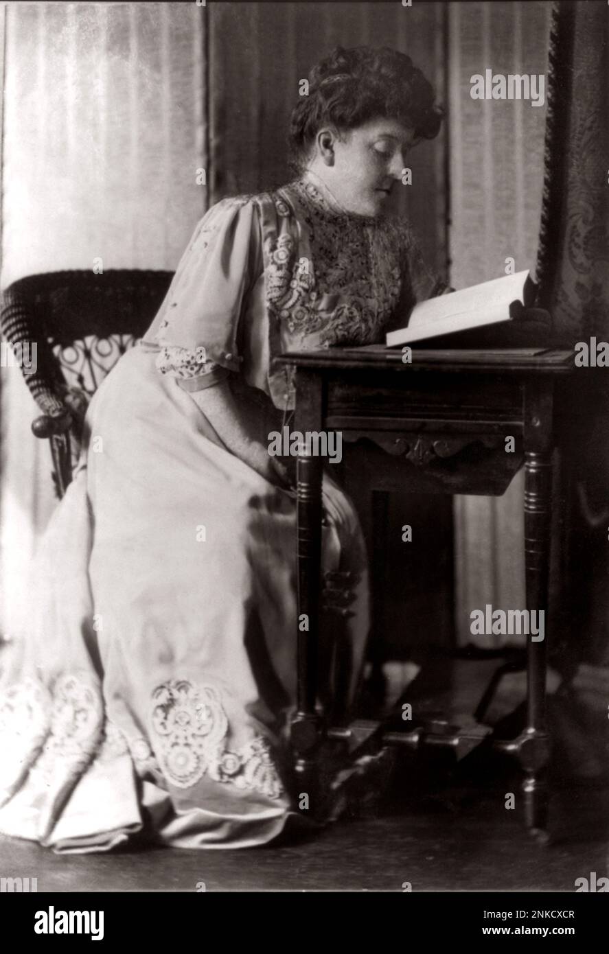 1908 ca , USA : The US woman writer and theatre playwright FRANCES HODGSON BURNETT  ( 1849 - 1924 ) , She is best known for her children's stories, in particular ' The Secret Garden '(1911),  ' A Little Princess '(1905), and  ' Little Lord Fauntleroy '(1886) . - LETTERATO - SCRITTORE - LETTERATURA - Literature  - portrait - ritratto -  lace - pizzo - reader - lettore - lettrice - book - libro - BELLE EPOQUE - chignon - profilo - profile - THEATER - TEATRO - COMMEDIOGRAFO - COMMEDIOGRAFA ----  Archivio GBB Stock Photo
