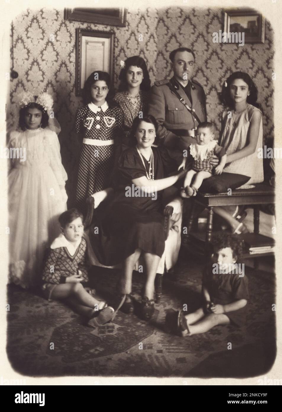 1940 ca , NAPOLI , ITALY : A family with 7 sons - WW 2 - II - WORLD WAR 2nd - SECONDA GUERRA MONDIALE - FASCISMO - FASCISTA - FASCISM - ANNI QUARANTA - 40's - '40 -  FAMILY - FAMIGLIA - FIGLI - figlie - figlio - marito e moglie - portrait - ritratto -   military uniform - uniforme divisa militare  - FOTO STORICHE - HISTORY PHOTOS - STOCK  - ITALY - ITALIA - XX CENTURY - NOVECENTO - CHILD - CHILDREN - bambino - bambini - bambina - fratelli - sorelle - sisters - brothers  - INCREMENTO DEMOGRAFICO © Archivio GBB / Stock Photo