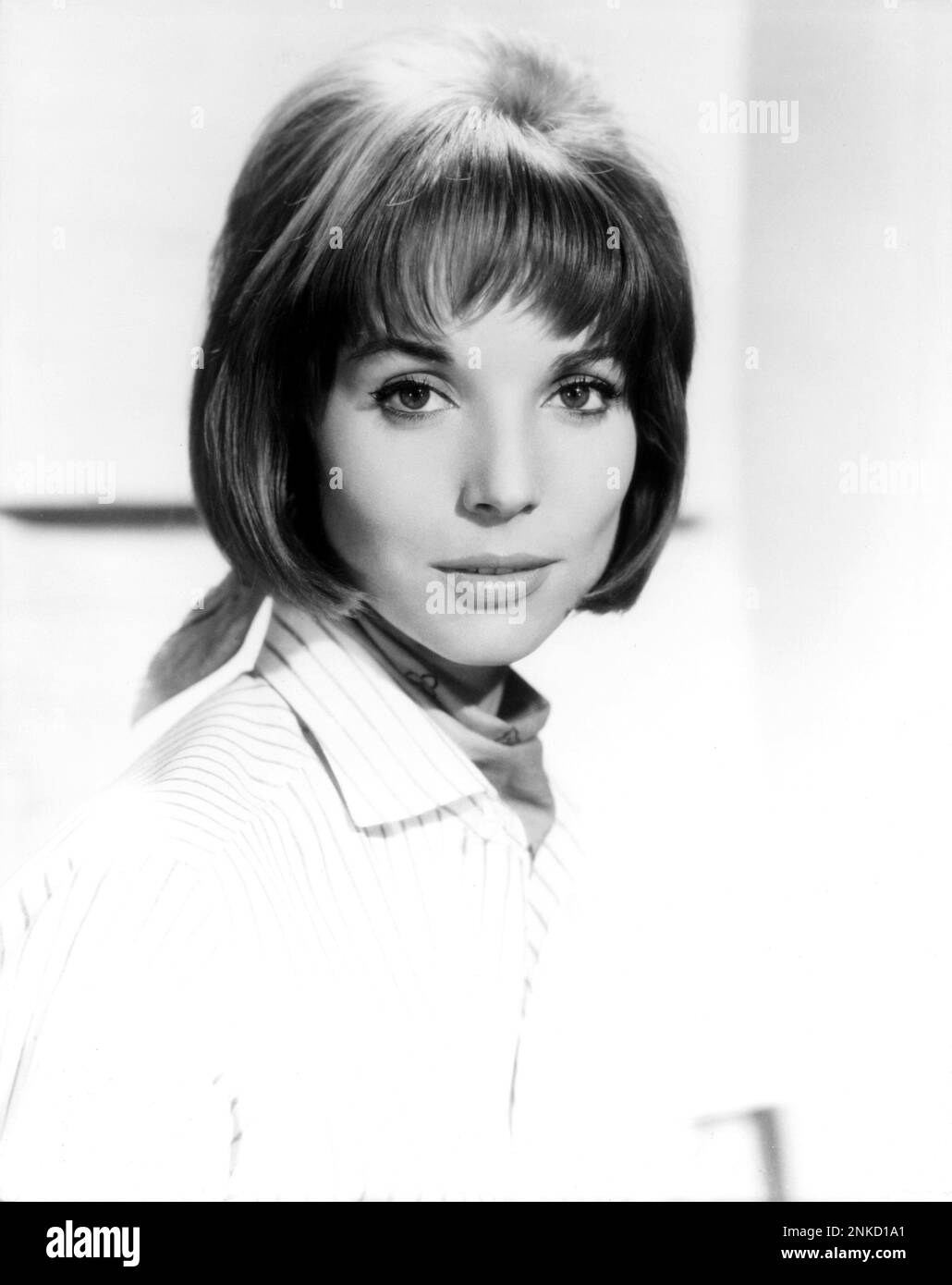 1962 : the italian actress ELSA MARTINELLI ( born in Rome , Italy , 1935 ) in Hollywood productions , pubblicity still for the movie HATARI ! by Howard Hawks - Paramount Pictures Corporation - MOVIE - CINEMA - FILM - portrait - ritratto - camicia - shirt - bandanna - bandana - foulard - collar - colletto ----  Archivio GBB Stock Photo